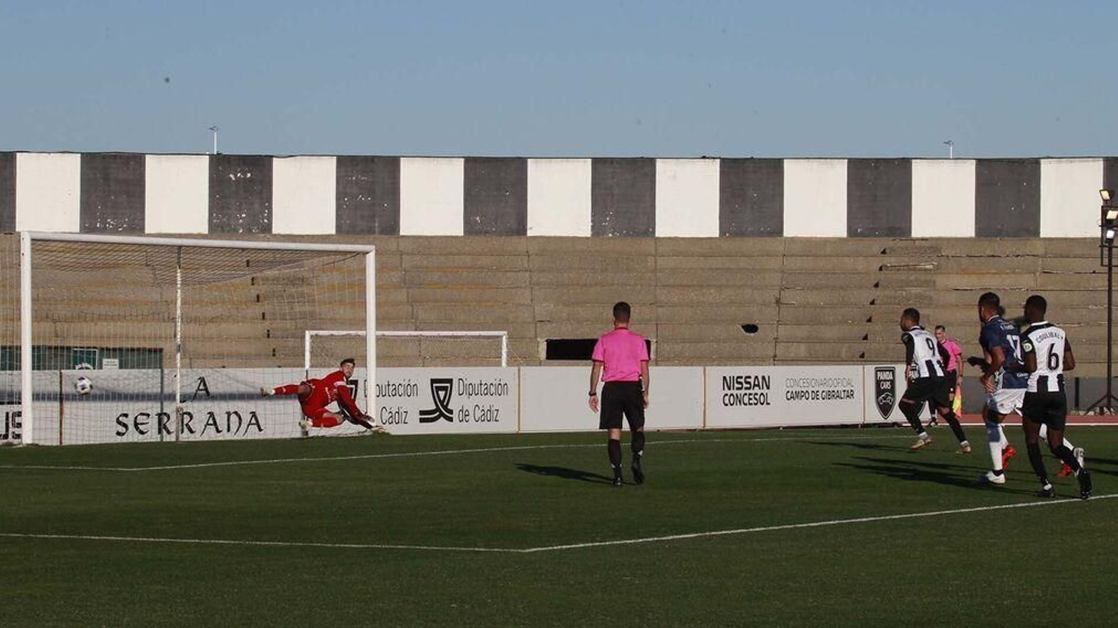 Instante en que Pito Camacho bate a Ángel Galván desde el punto de penalti Instante en que Pito Camacho bate a Ángel Galván desde el punto de penalti