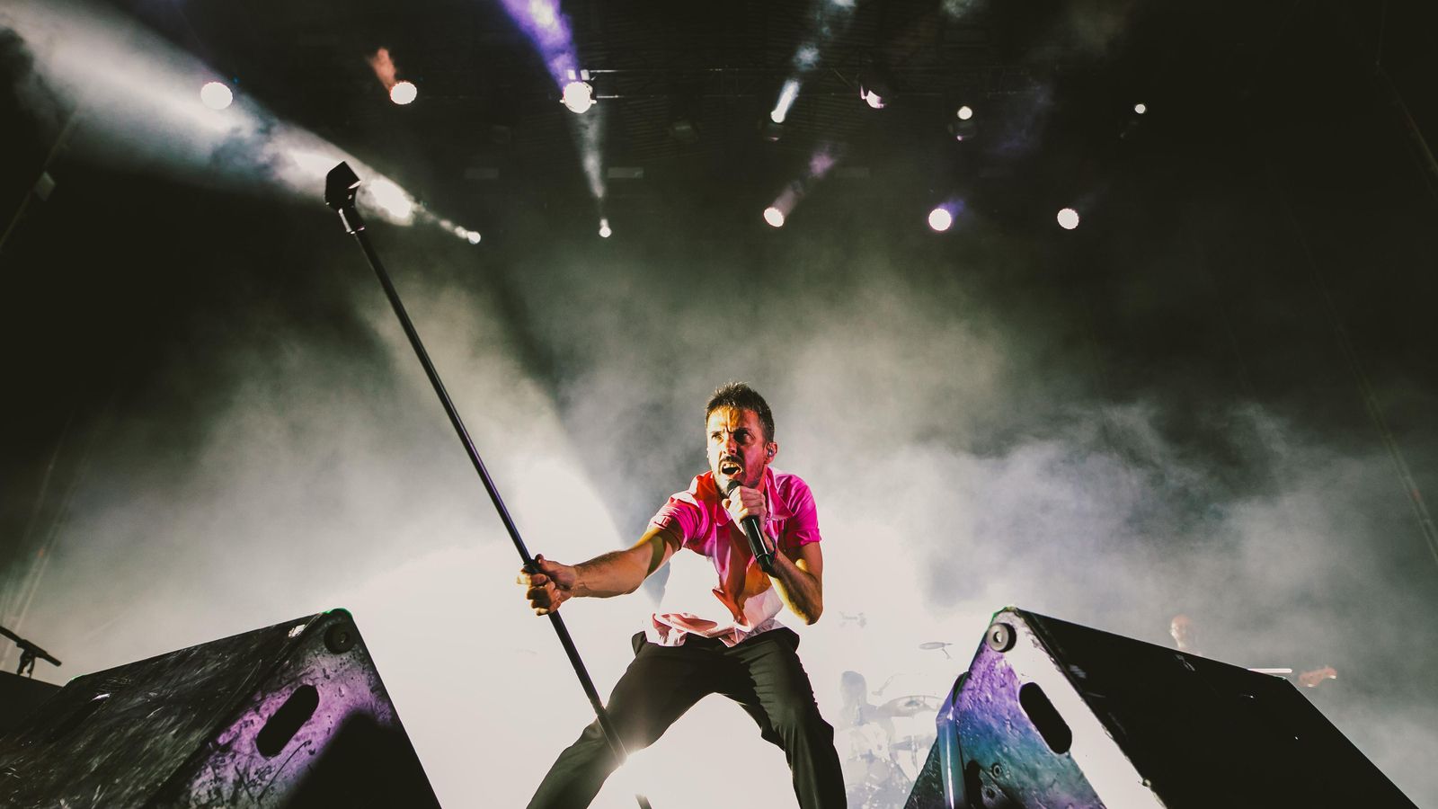 El vocalista de la banda, Pucho, interpreta una de las canciones.