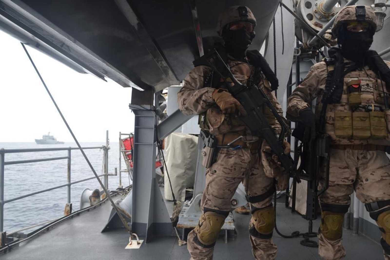 Personal del buque 'Vigía' durante los ejercicios