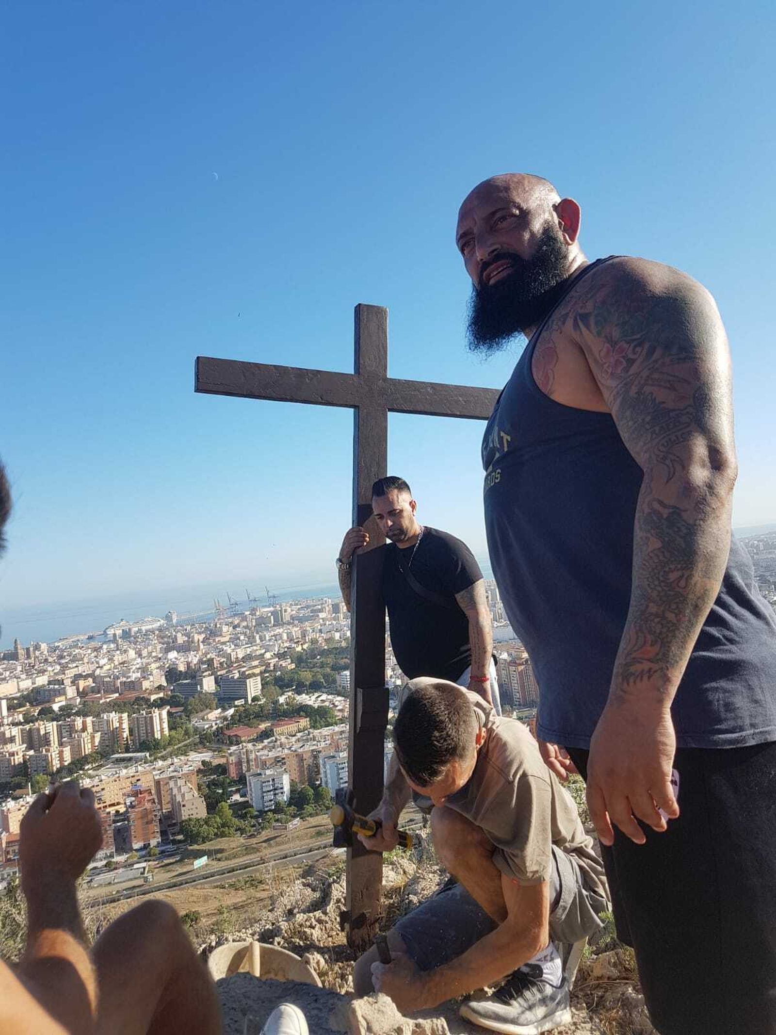 Jesús Rodríguez 'El Chule' y unos amigos colocando la cruz del Monte Coronado.