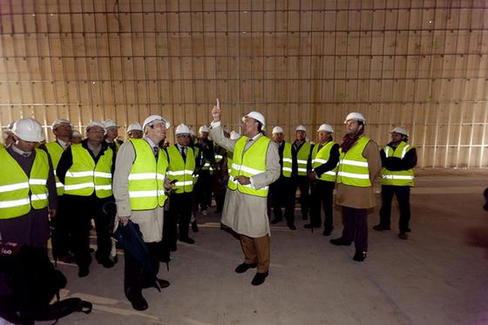 El director gerente de Fibes, Maestro; la segunda teniente de alcalde y concejal de Fiestas Mayores y Turismo, Rosamar Prieto-Castro; el presidente de la Cámara de Comercio de Sevilla, Francisco Herrero; y el gerente del Convention Bureau, Manuel Macías, visitan las obras de ampliación de Fibes junto a medio centenar de empresarios del sector turístico.

Foto: Jaime Martínez