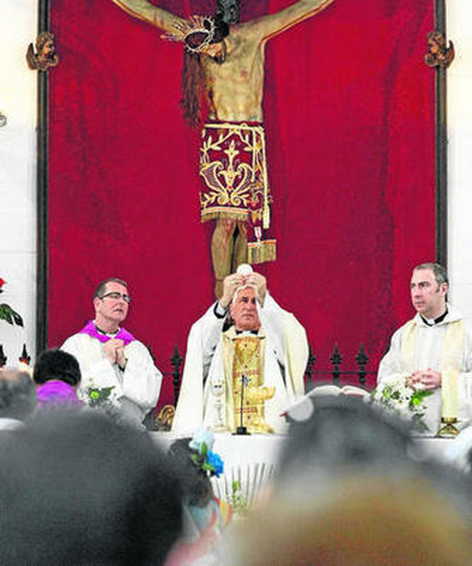 El Cristo de la Almoraima, durante una misa oficiada por el obispo de Cádiz.