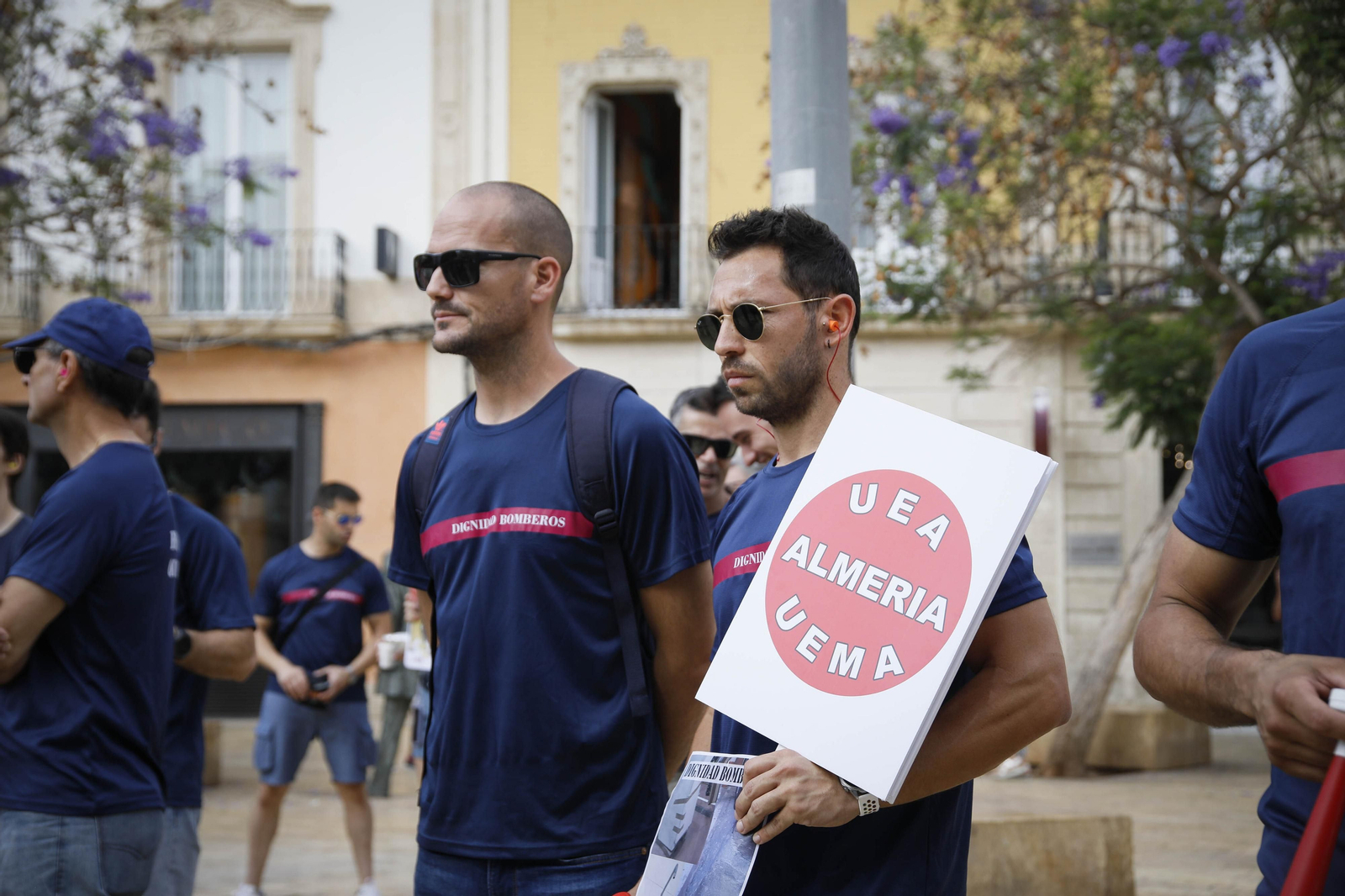 Manifestación de los bomberos quemados de Almería, en imágenes