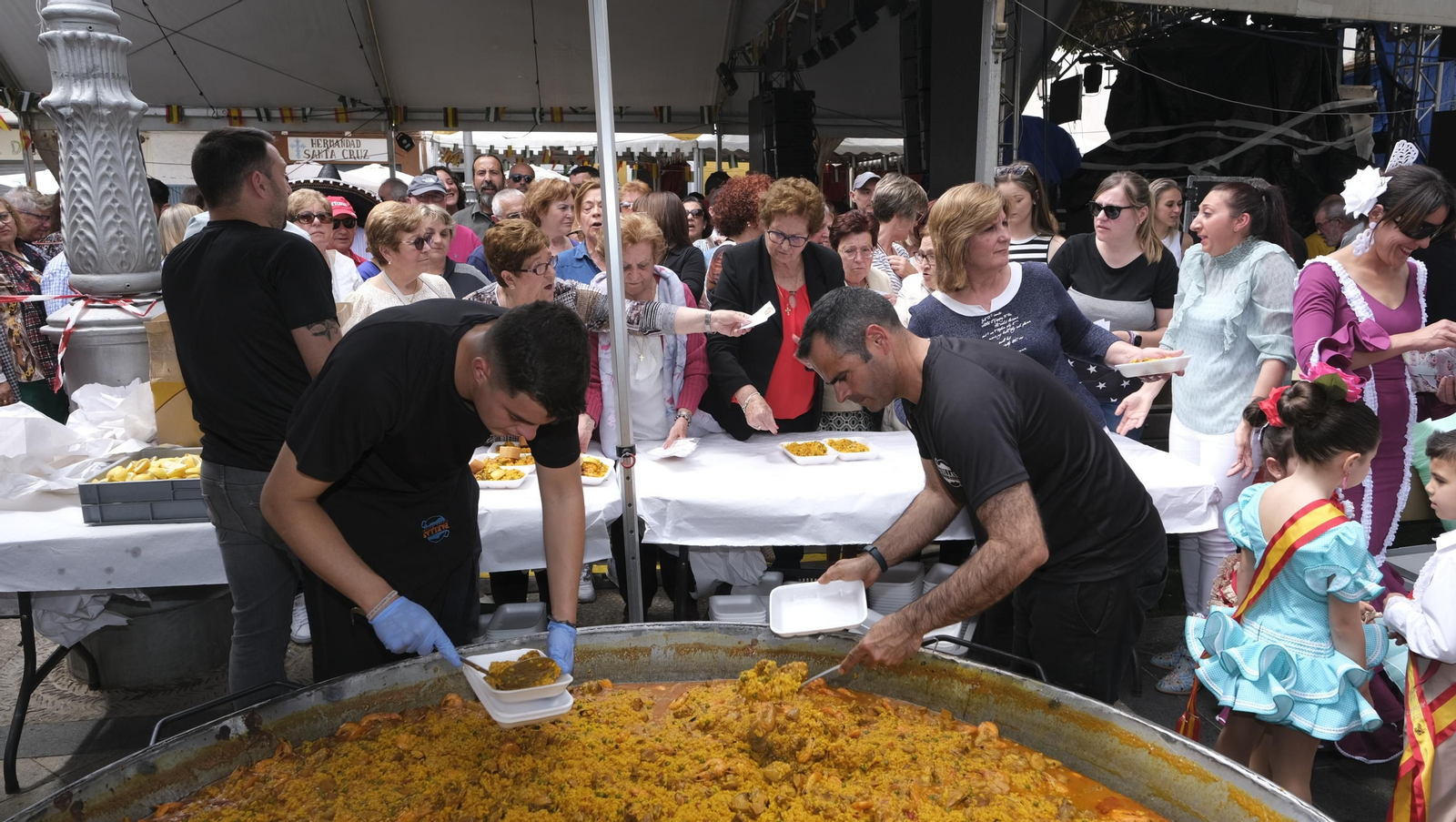 Imágenes de la paella popular en las Fiestas de Canjáyar