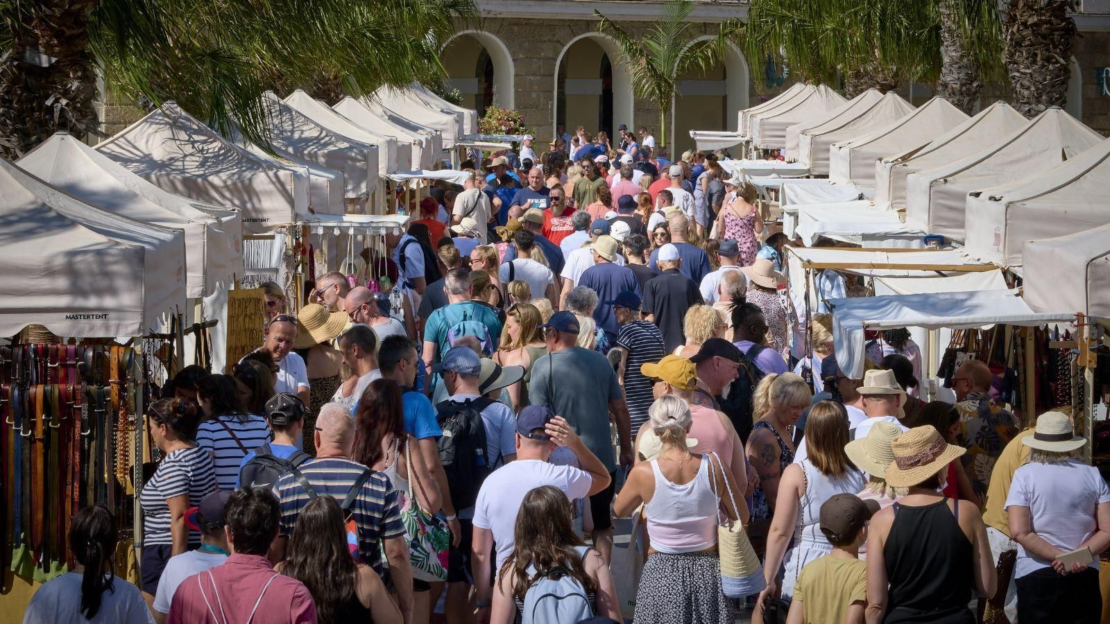 Cientos de turistas de los cruceros atestaron ayer la plaza de San Juan de Dios