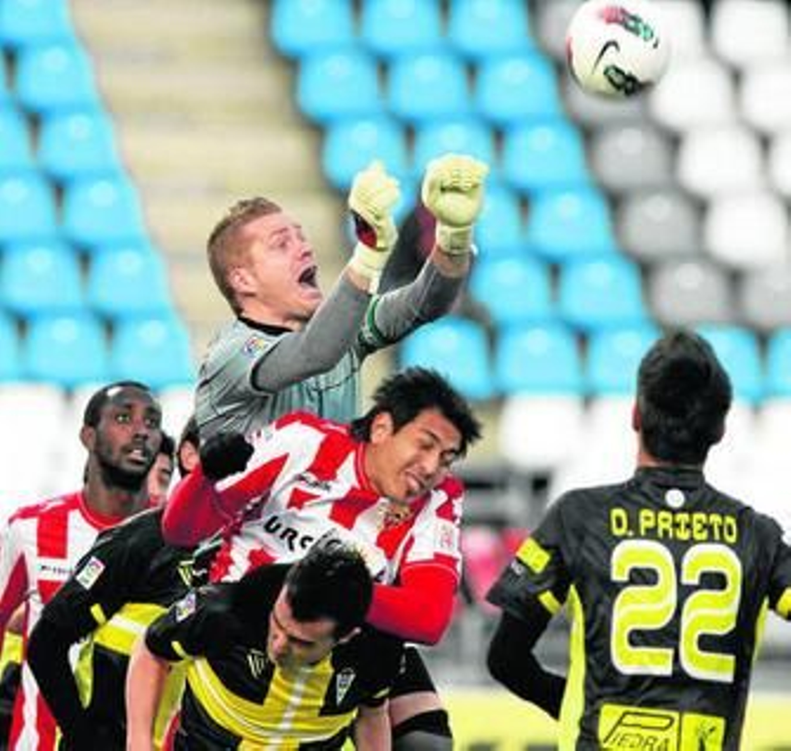 Alberto García despeja con los puños un balón colgado a su área.