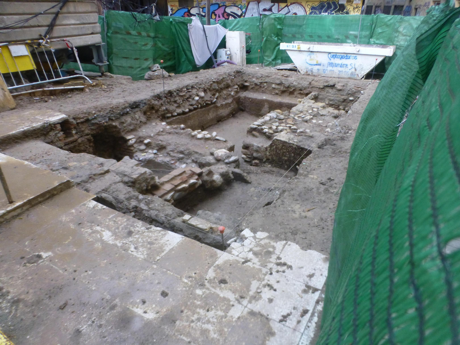 Restos encontrados en el solar.