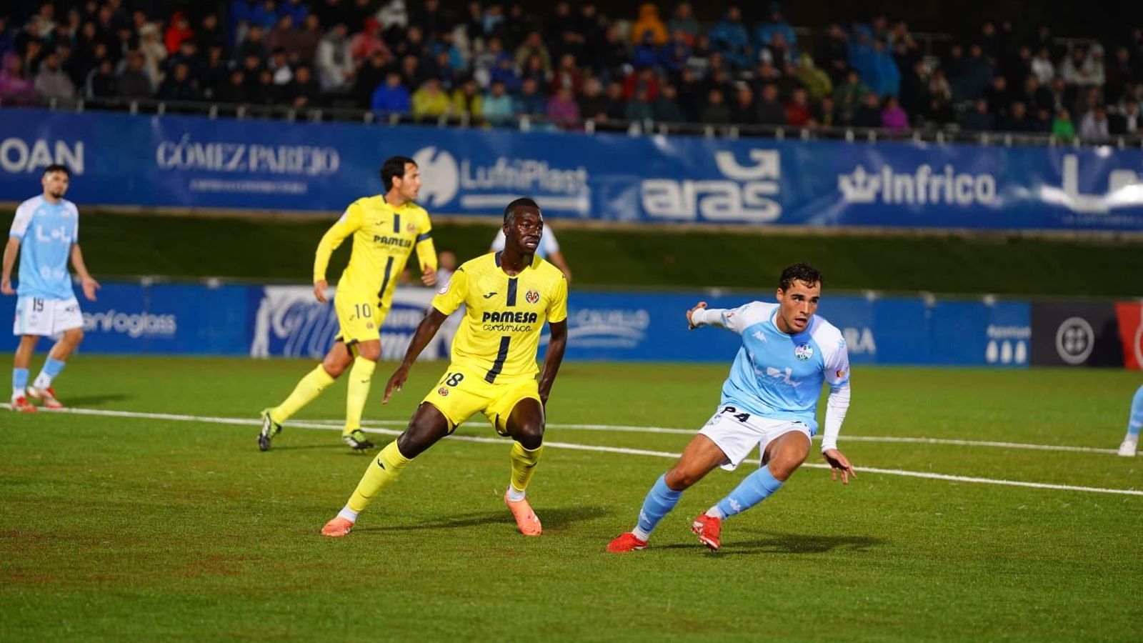 Tole junto a Pape Gueye.