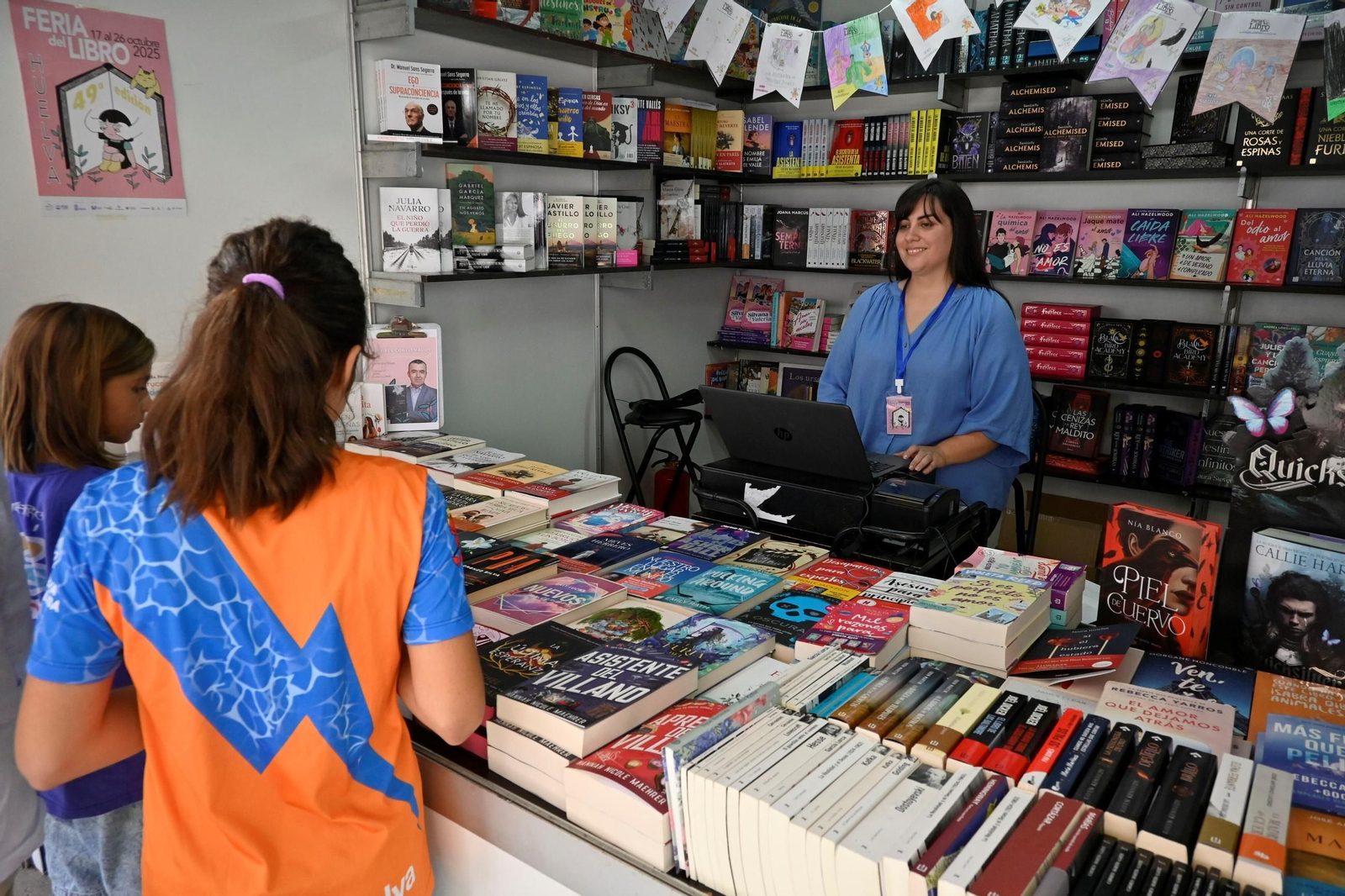 Una de las libreras, en su stand en esta Feria del Libro 2025.