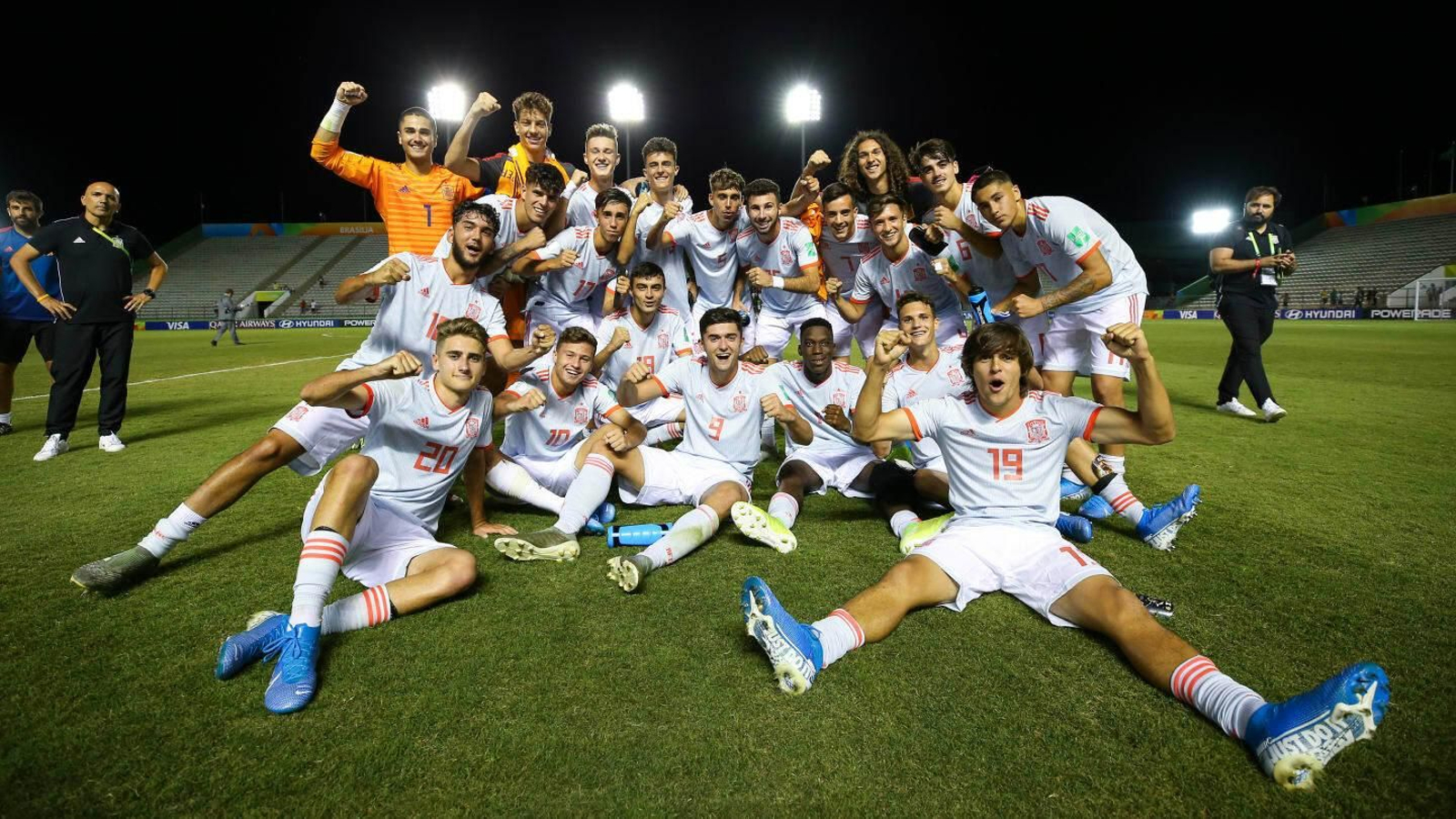 Larrubia y sus compañeros celebran el pase a octavos de final.