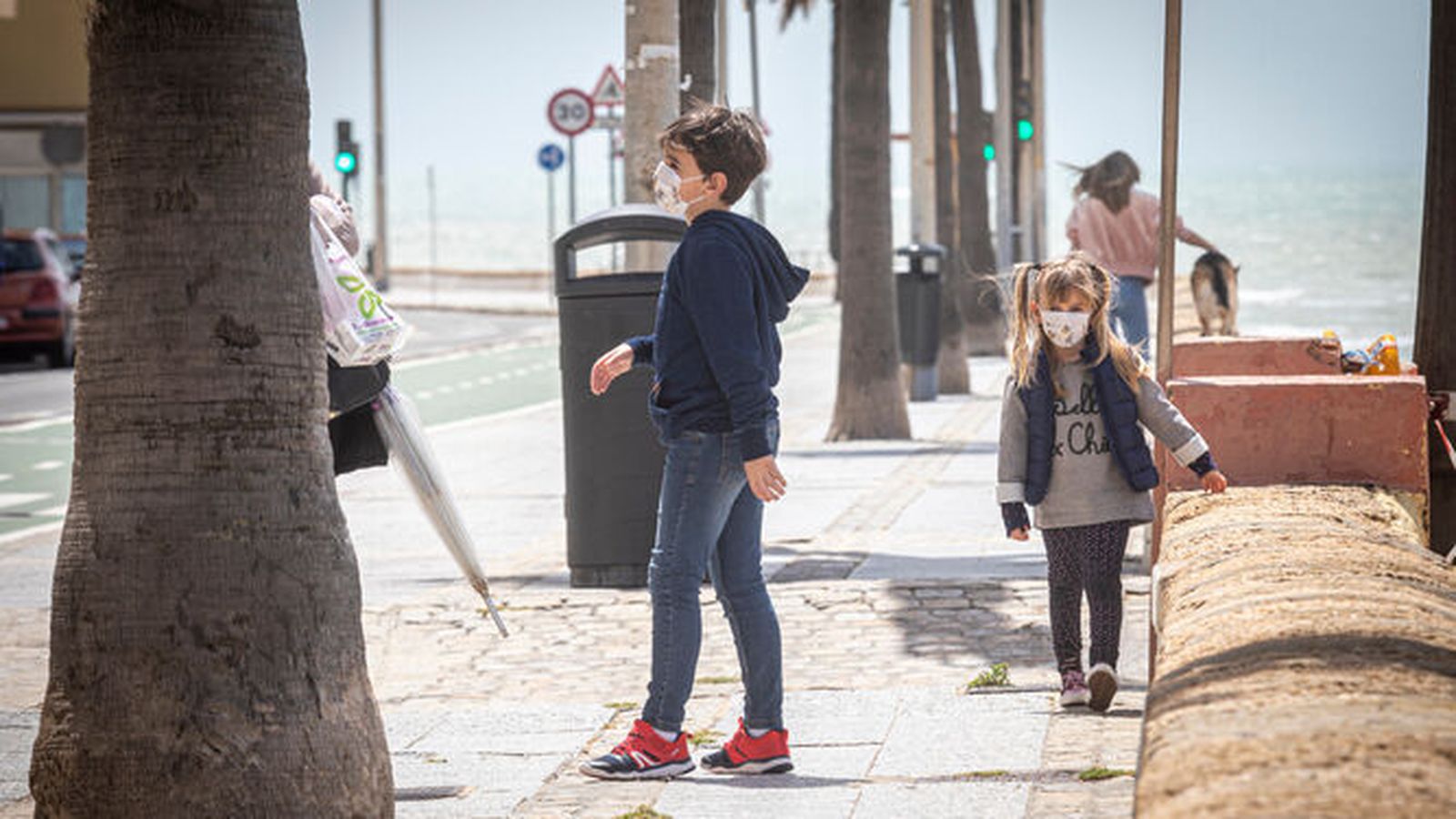 Dos niños por el Paseo Marítimo de Cádiz.