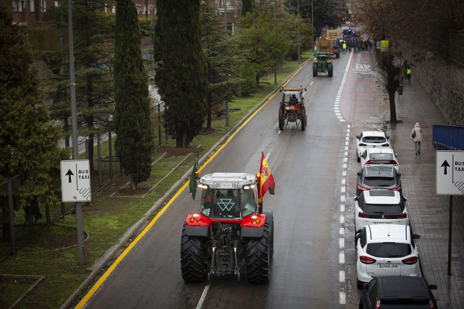 Las mejores imágenes de la tractorada que ha paralizado Granada bajo la lluvia