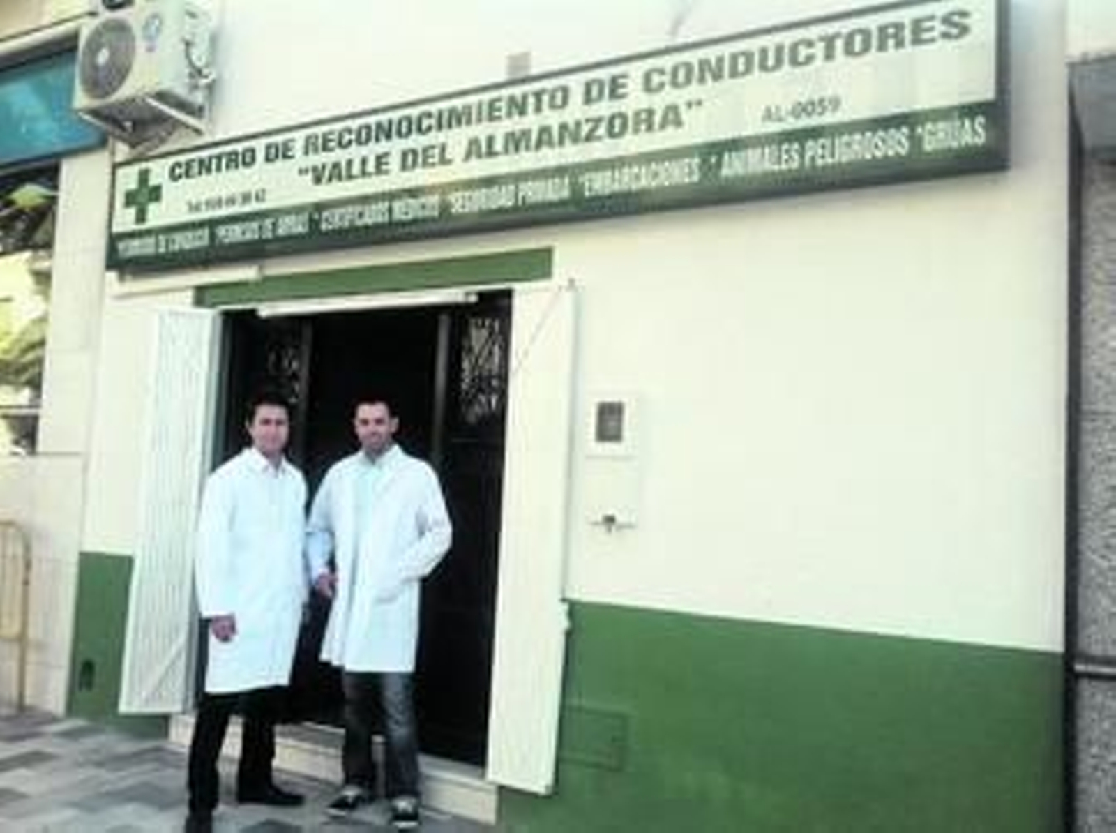 David Lozano Díaz -derecha- junto al médico del centro, Jaime Jorge Cerrudo.