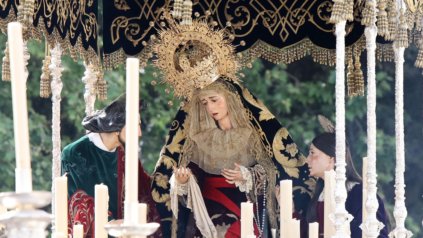 El palio del Duelo de la hermandad de La Piedad.