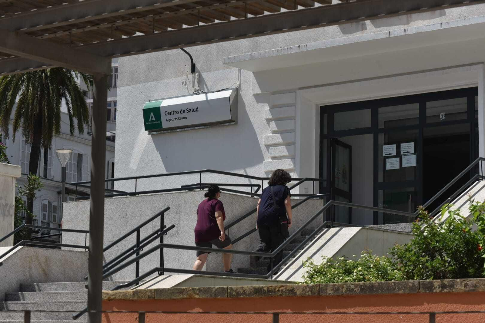 Dos personas se dirigen al Centro de Salud Algeciras Centro, este viernes.