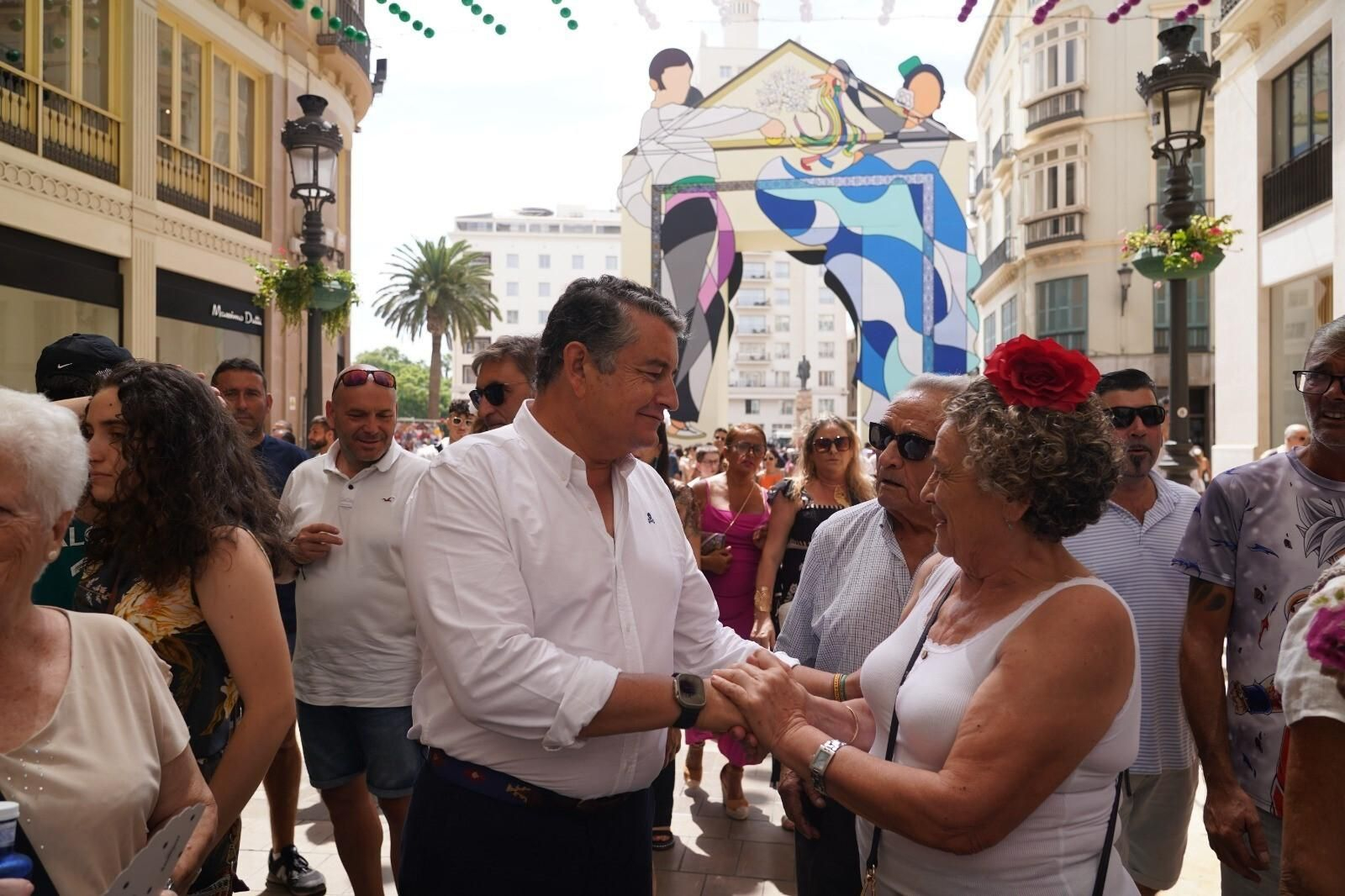 El consejero de la Presidencia, Interior, Diálogo Social y Simplificación Administrativa, Antonio Sanz, durante su visita este miércoles a la Feria de Málaga
