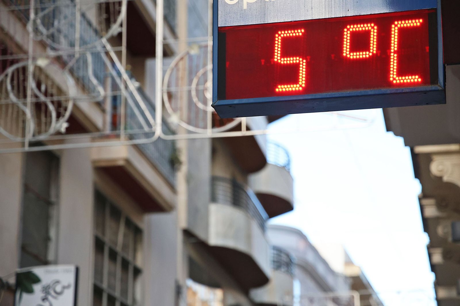 Un termómetro marca 5º en Huelva.