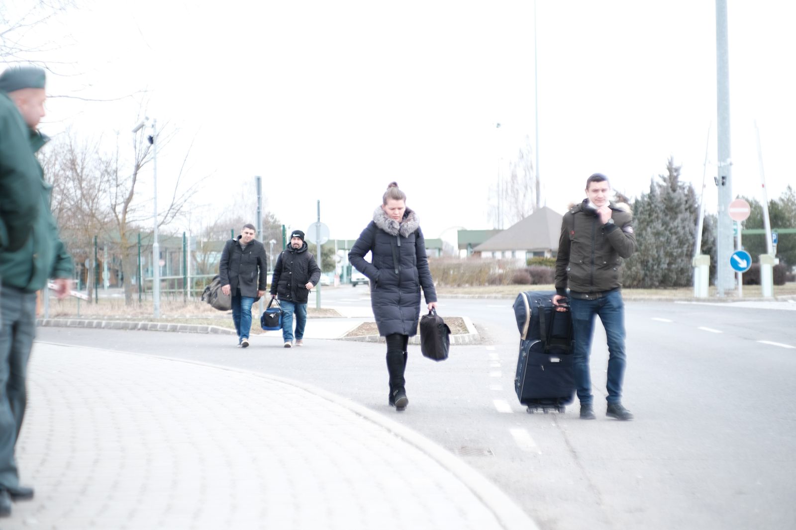 Civiles ucranianos que huyen de la guerra en su país.