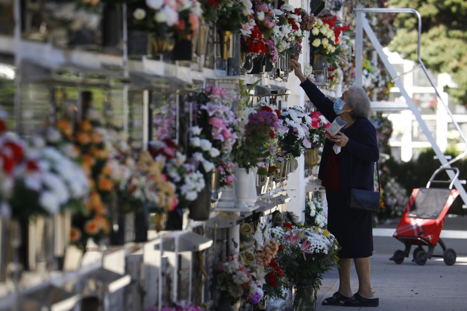 Las imágenes del día de Los Santos en los cementerios de Córdoba
