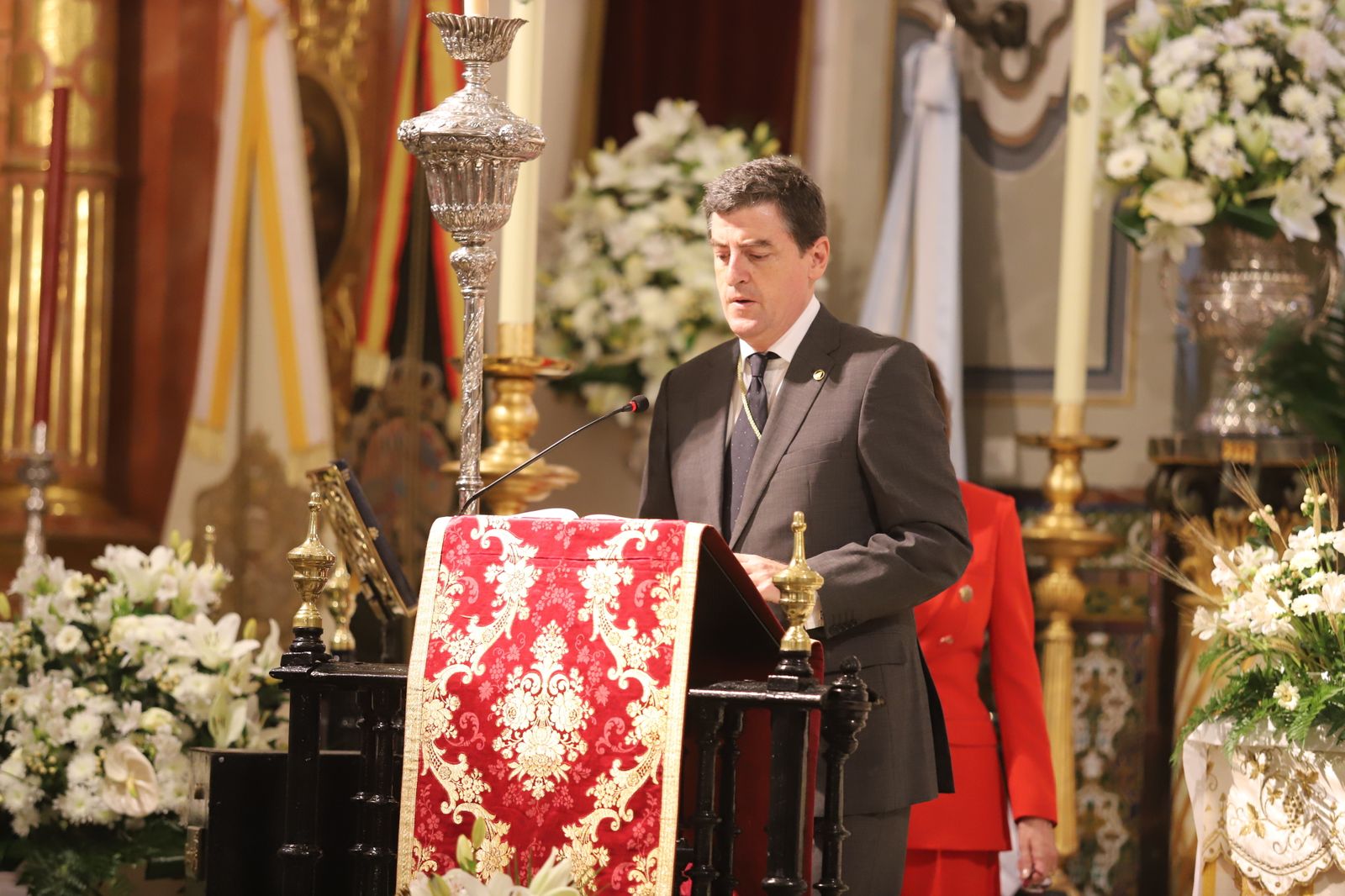 Imágenes de la misa de Pentecostés atípica y a puerta cerrada por el coronavirus, en la parroquia de la Asunción de Almonte