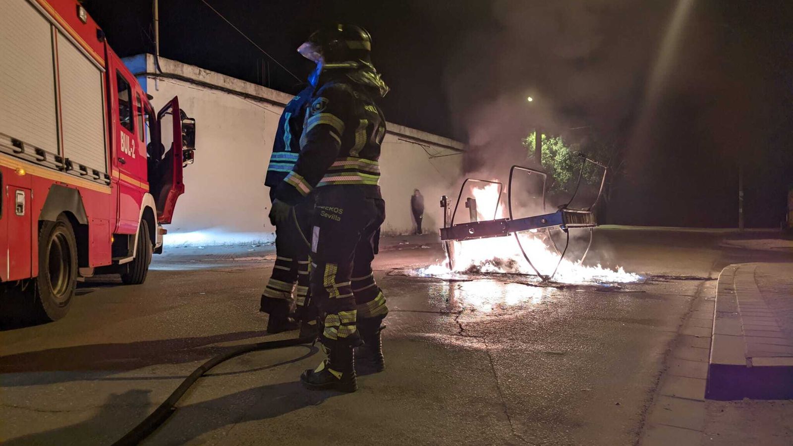 Bomberos sofocan las llamas del incendio de contenedores en Palmete.