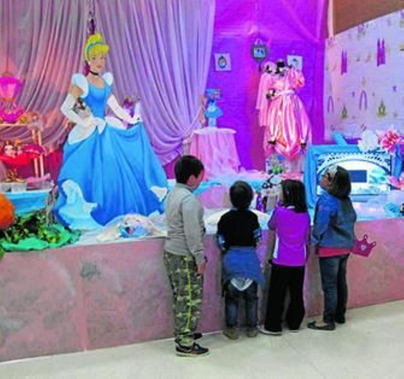 1. Paula Jiménez, Isabel Morales, profesoras, monitoras, con algunos des miles de niños que durante estos días han visitado y disfrutado en el 'País de los Cuentos' instalado en el Centro Cultural de Garrucha. 2. Unos niños se fijan en los detalles de uno de los pasajes del cuento de Blancanieves en un decorado rrealizado a mano por Paula Jiménez e Isabel Morales. 3. No faltaron en el 'País de los cuentos' los personajes favoritos de los niños.