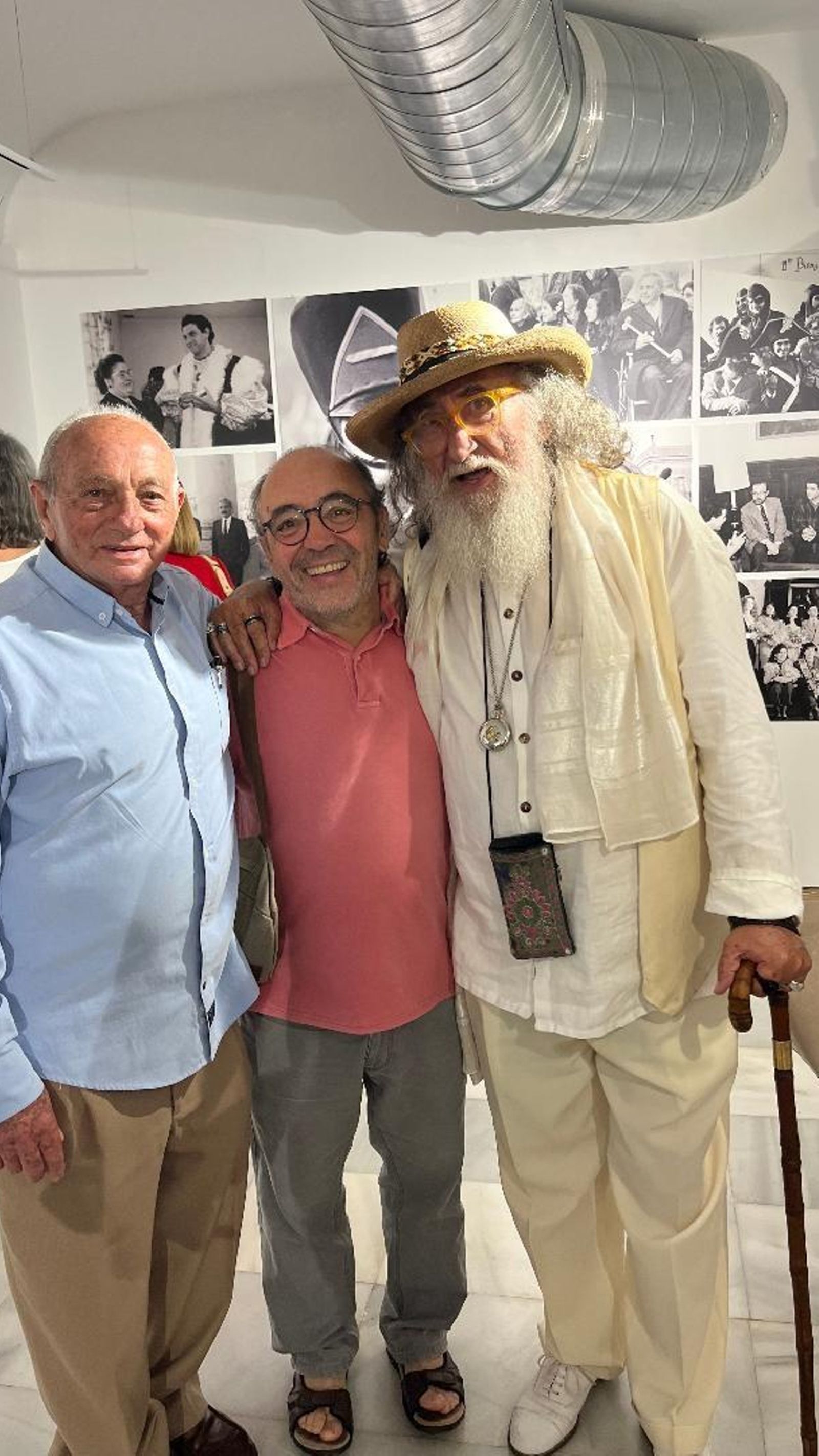 Los fotógrafos ManoloTorre y Kiki Hernández con José Blázquez.