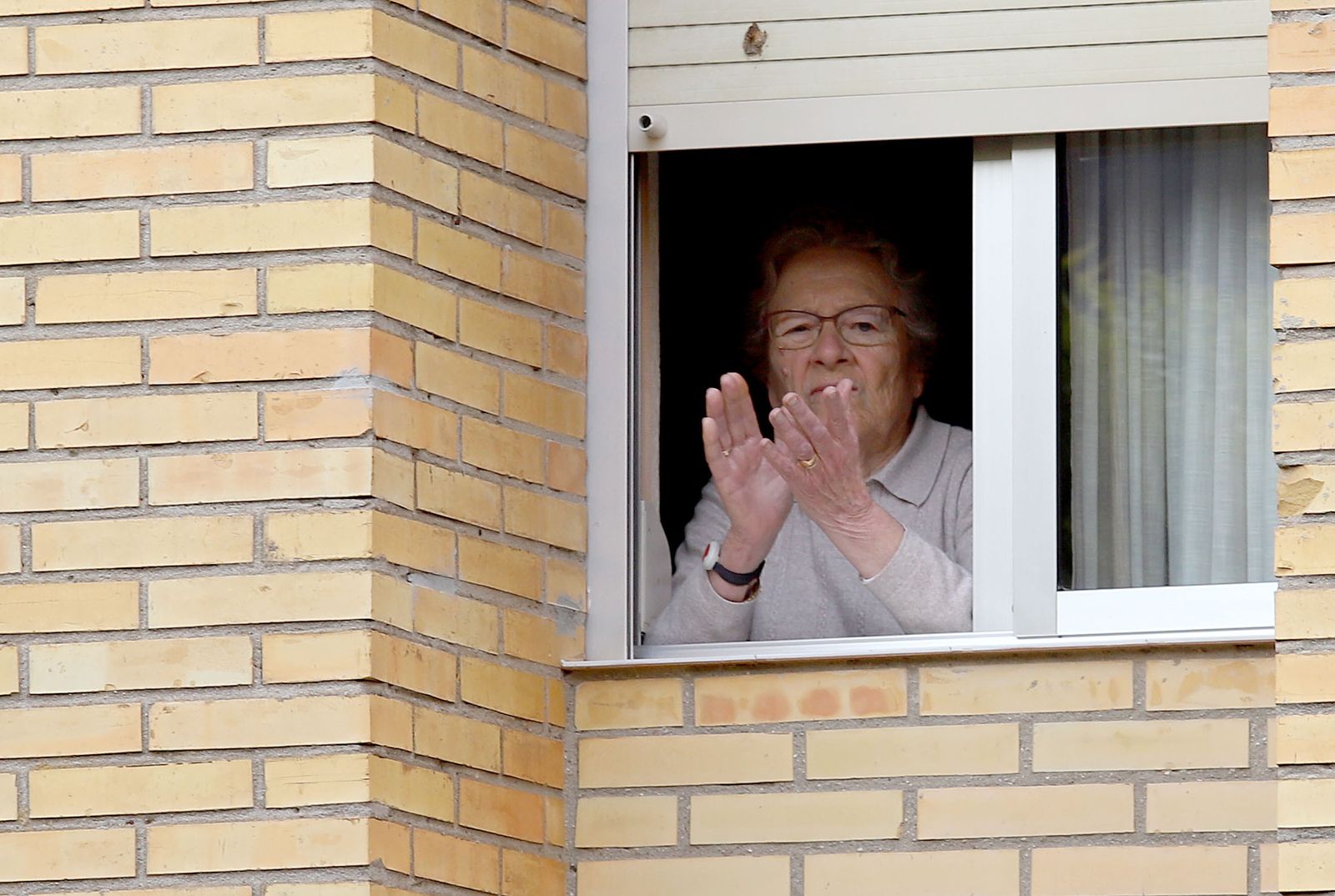 Imágenes de los aplausos solidarios de los vecinos de la calle Los Marismeños