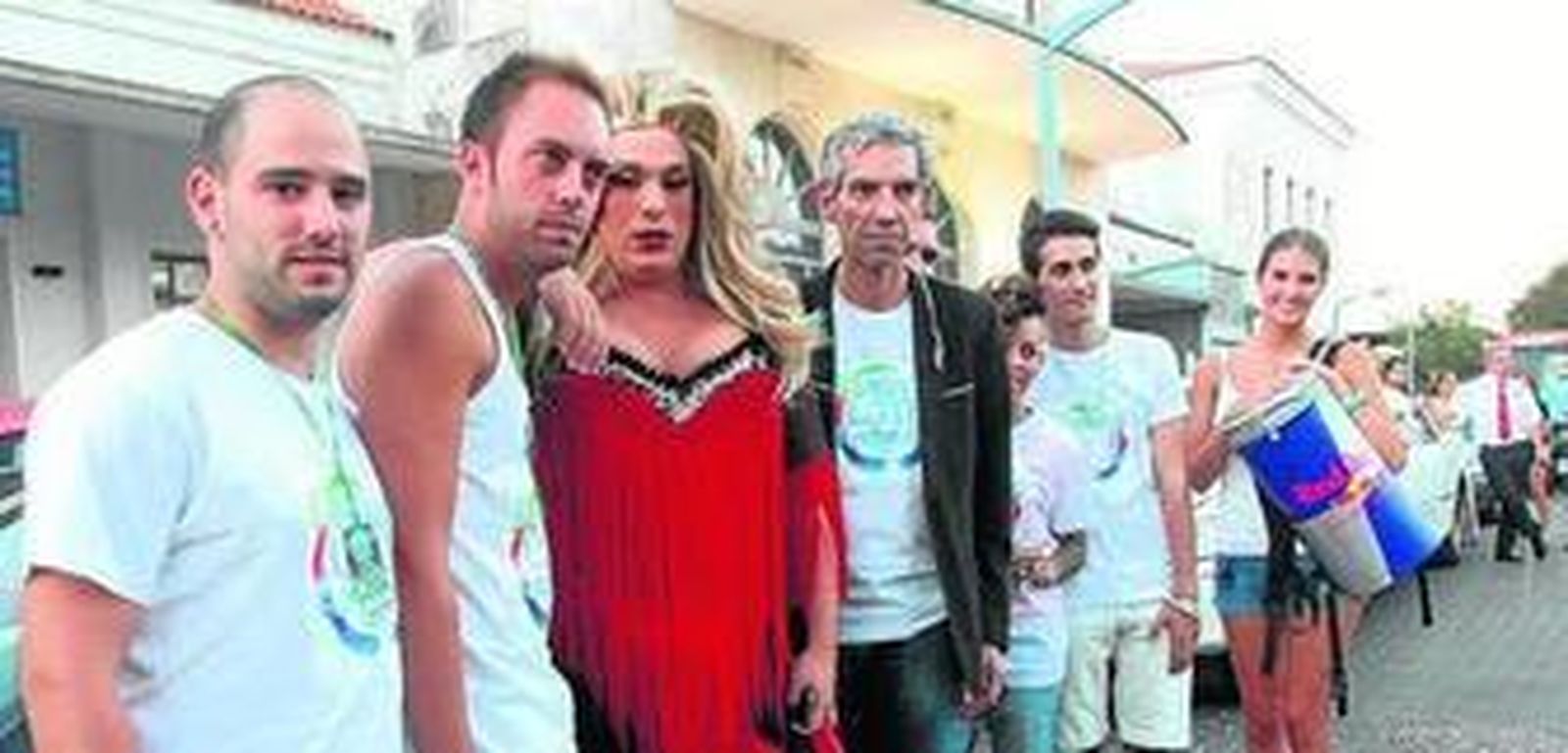 Organizadores y participantes al inicio del pasacalles.