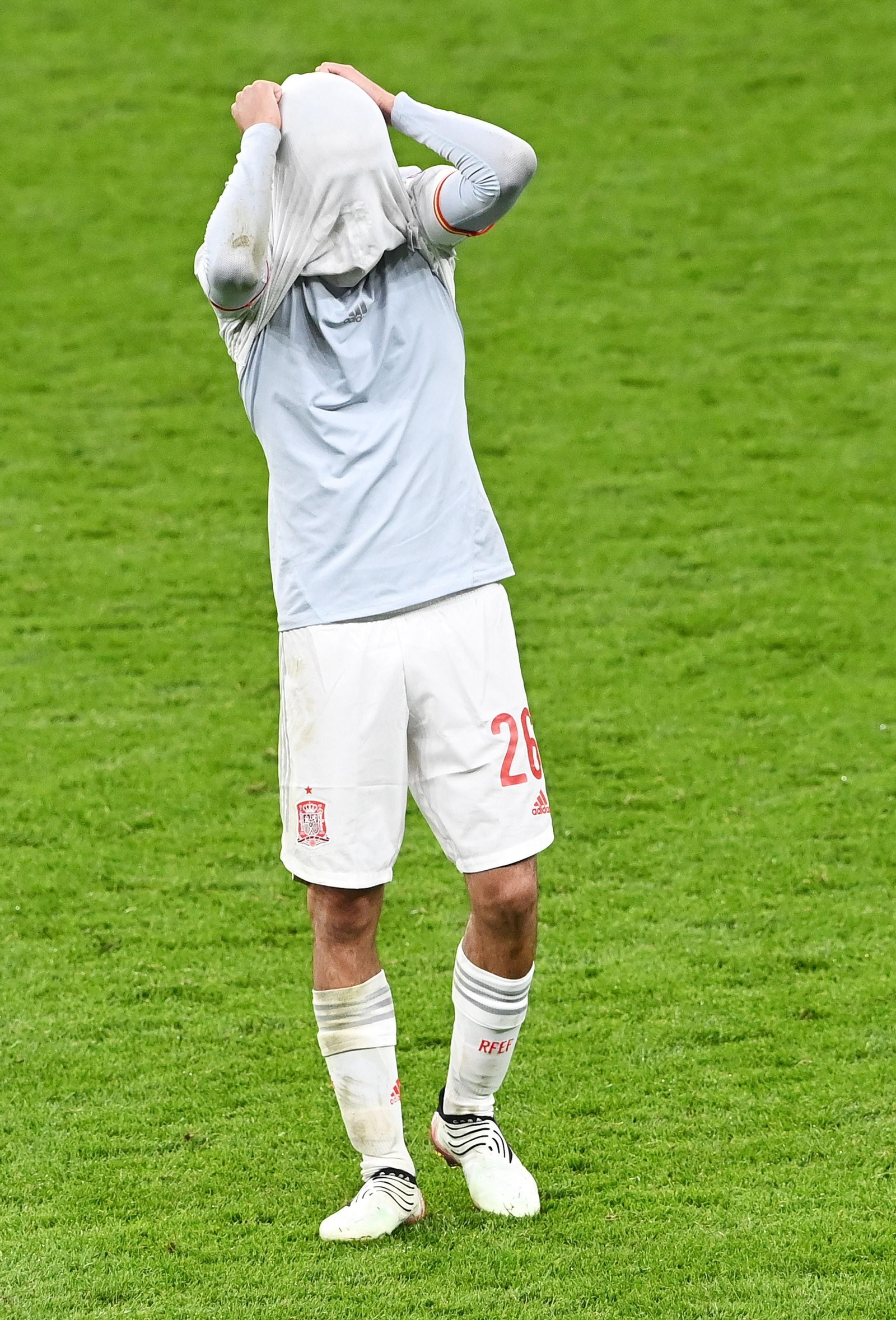 Pedri se tapa la cabeza tras la eliminación de España.