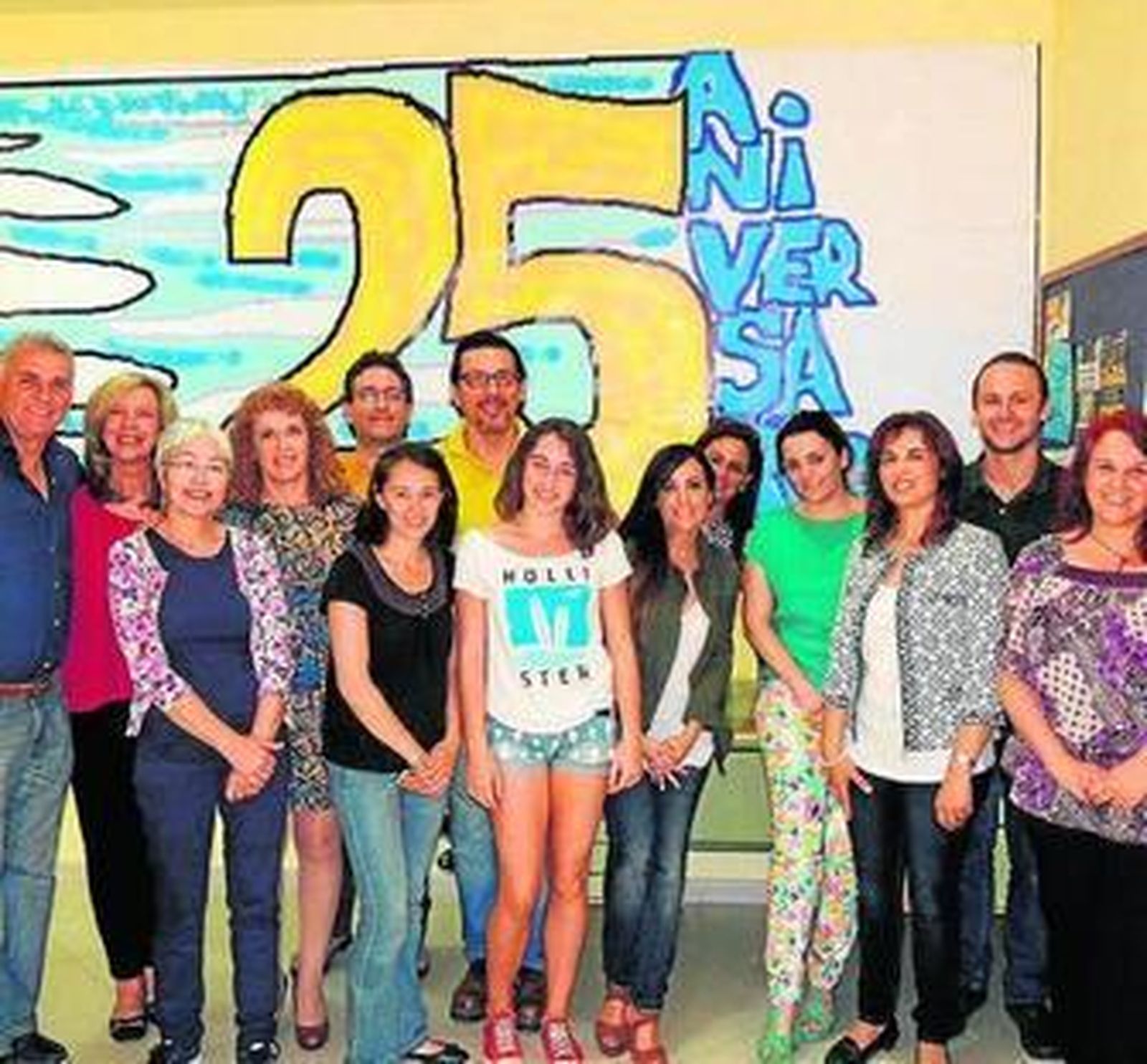 El grupo de alumnos y profesores de la EOI, junto a la edil de Educación.