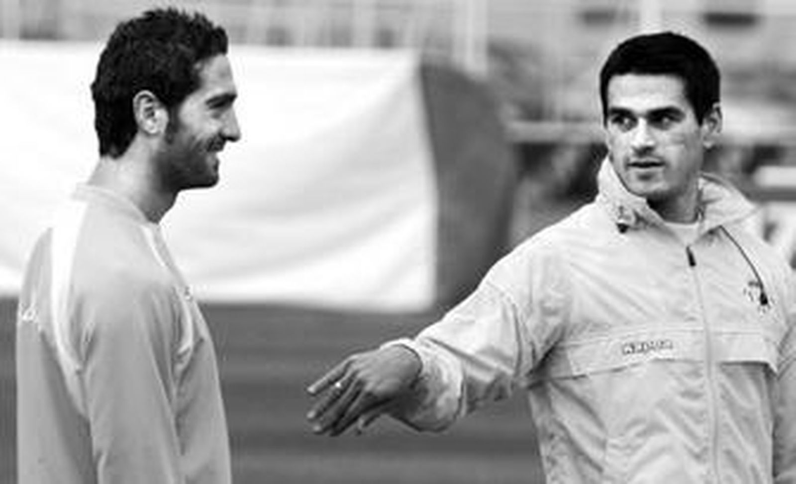 Juanito tiende la mano a Arzu en un momento del entrenamiento.