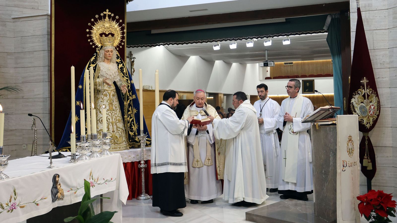 Imágenes de la bendición de María Santísima de los Enfermos y Reina de Todos los Santos