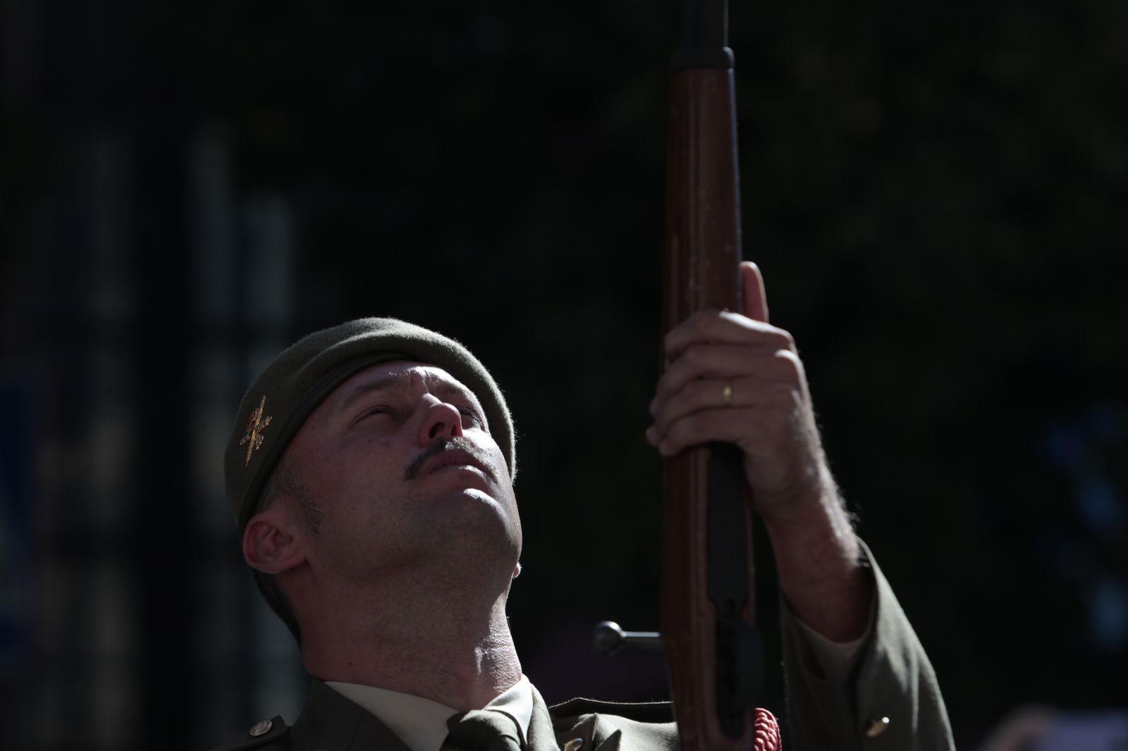 Las imágenes del acto de izado de la Bandera Nacional en la Plaza de San Francisco