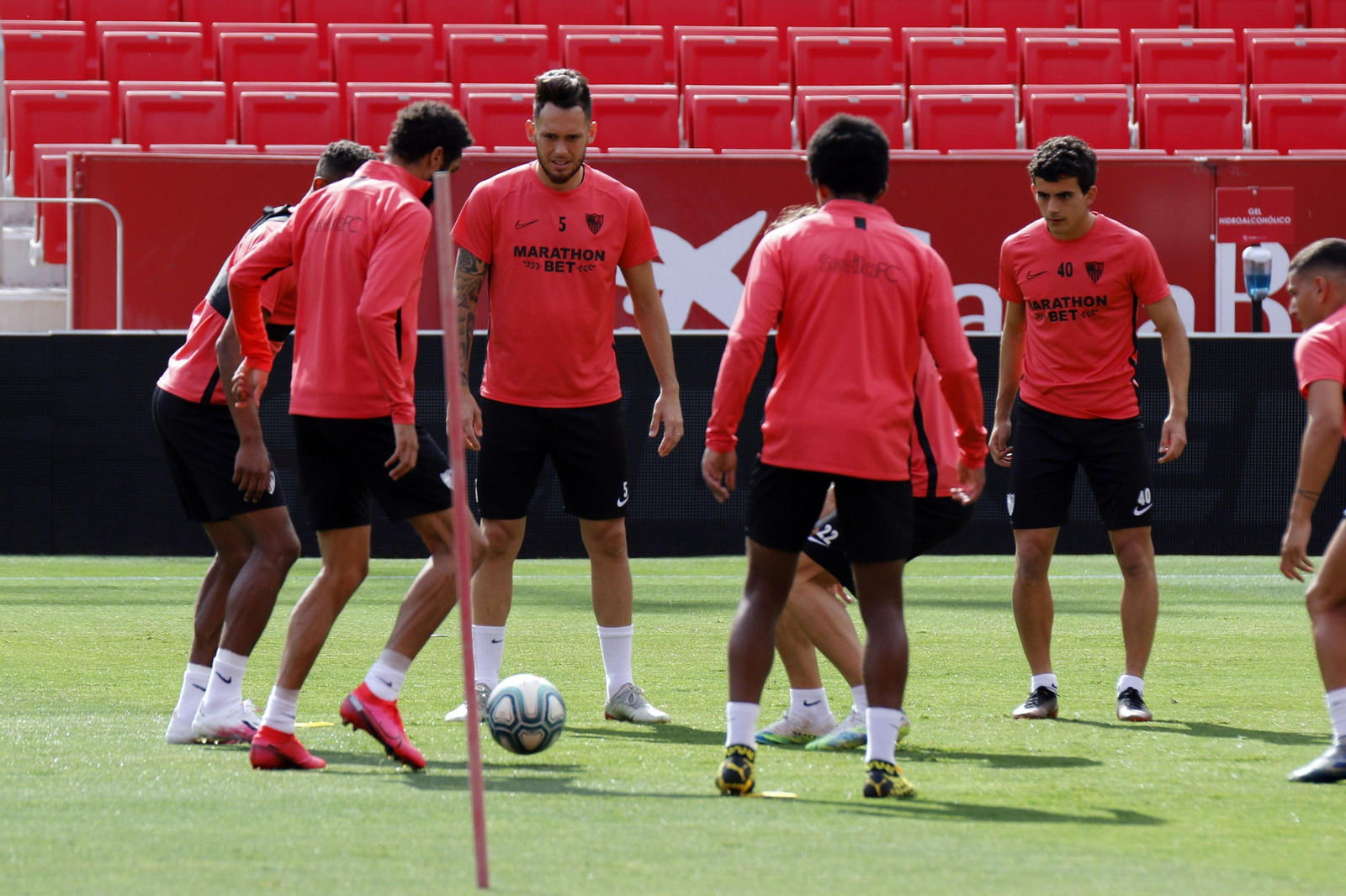 Lucas Ocampos, en el centro, en un rondo de un entrenamiento sevillista.