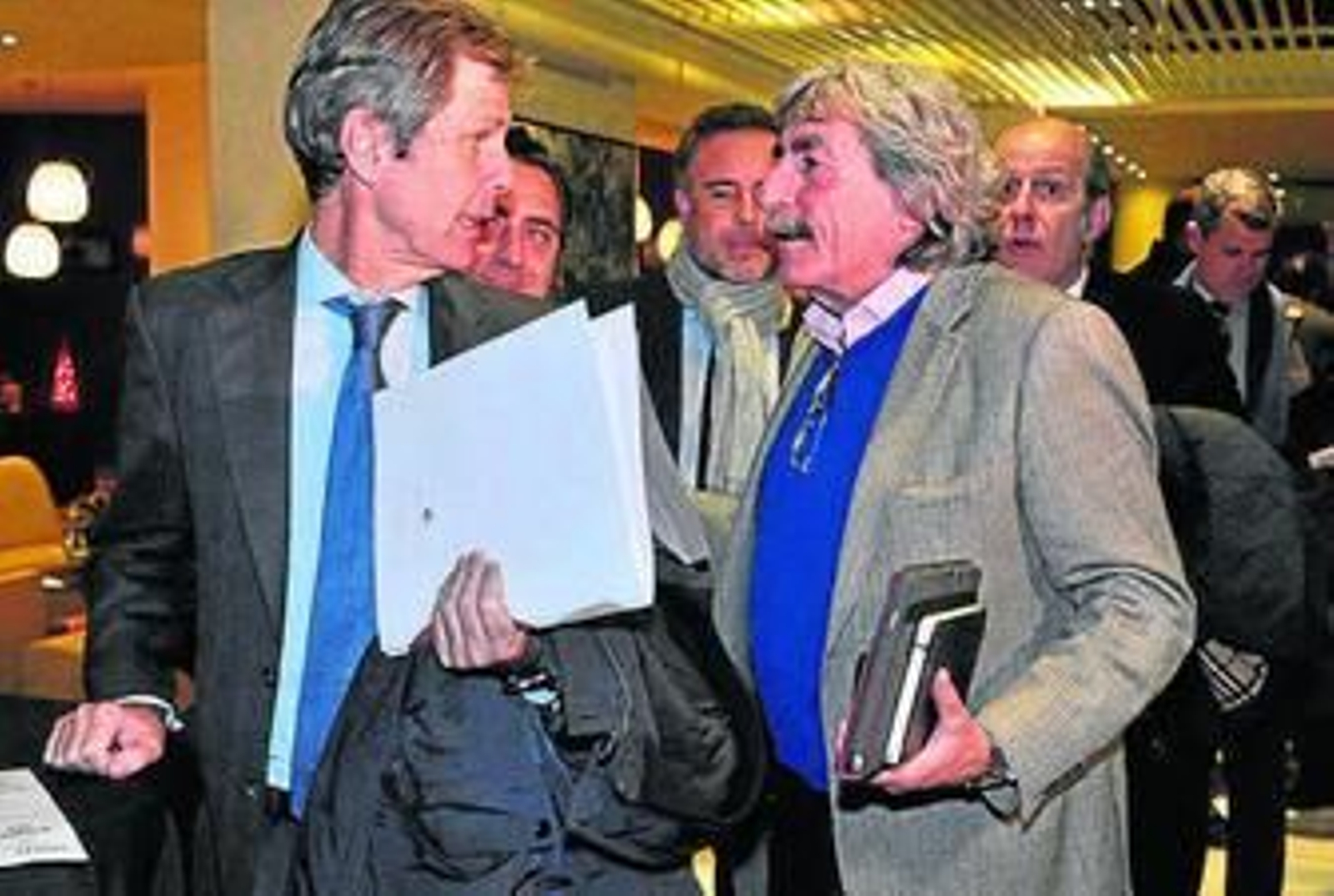 Emilio Soto dialoga con Adolfo Cúellar en una Junta de accionistas.