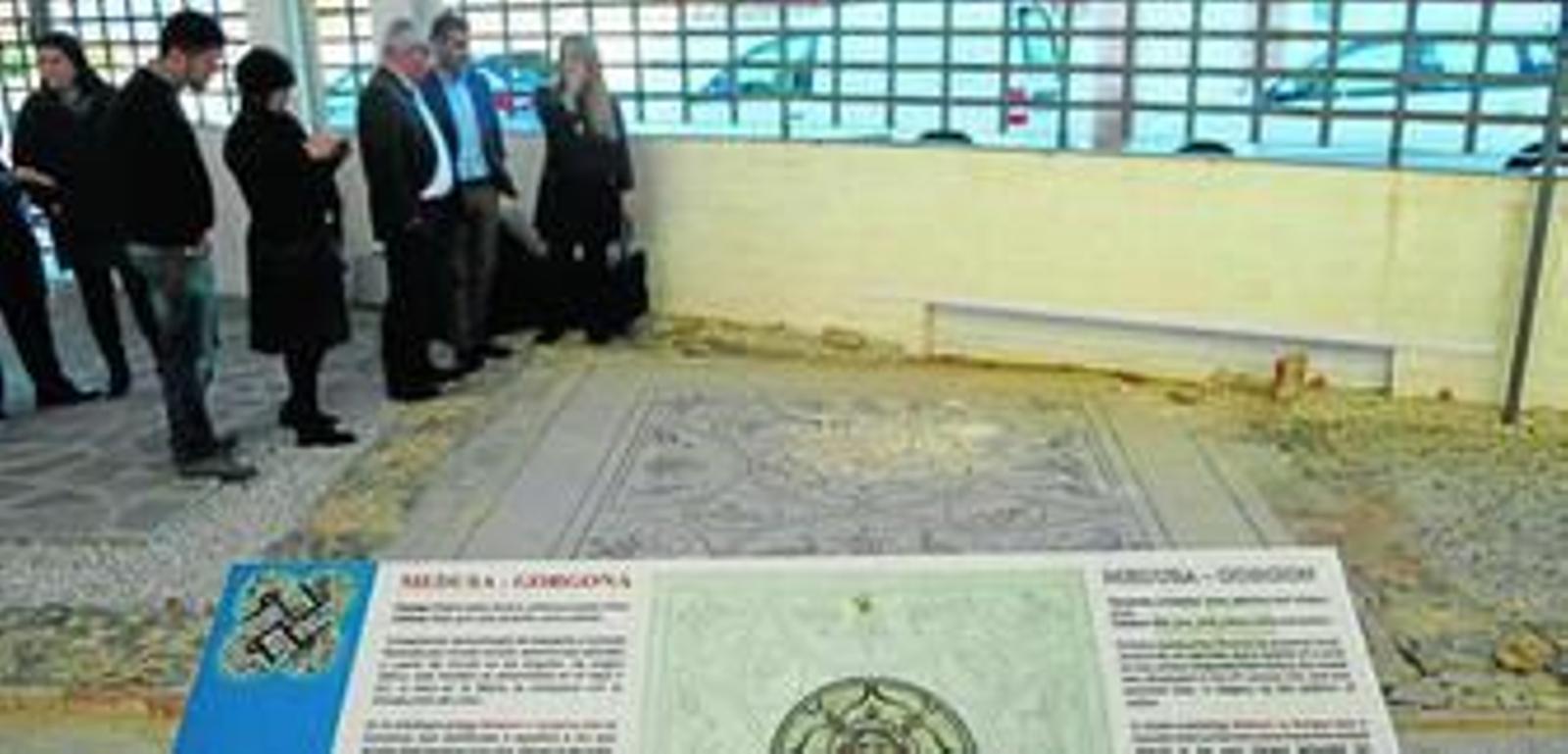 Vista del mosaico que ha sido destrozado.