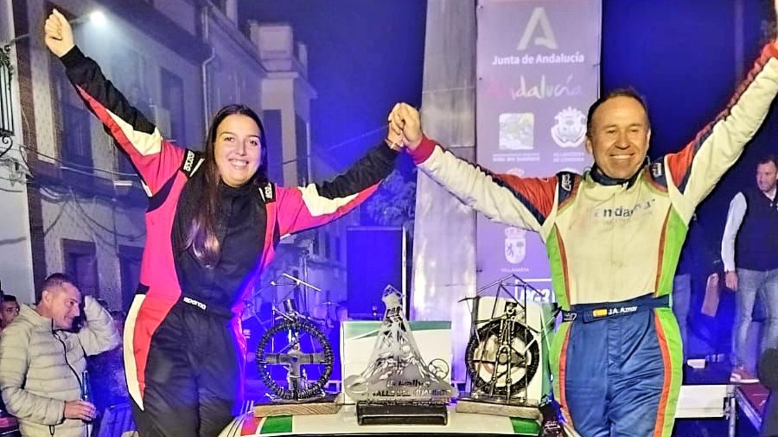 El almeriense José Antonio Aznar y la sevillana María Jesús Cabalga celebran una victoria.