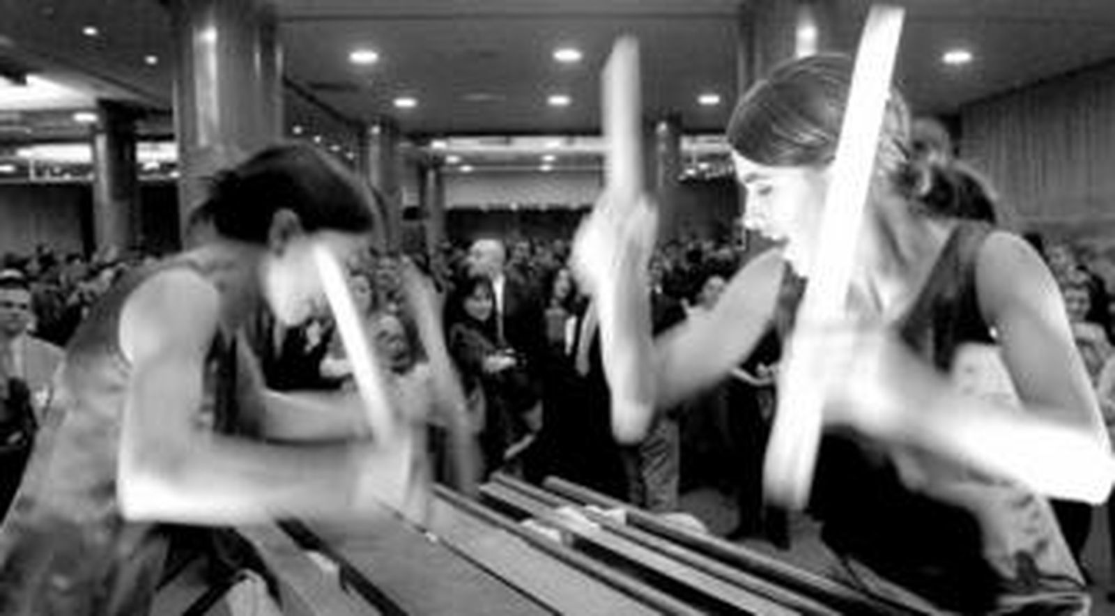 Las hermanas Sara y Maika durante una actuación.