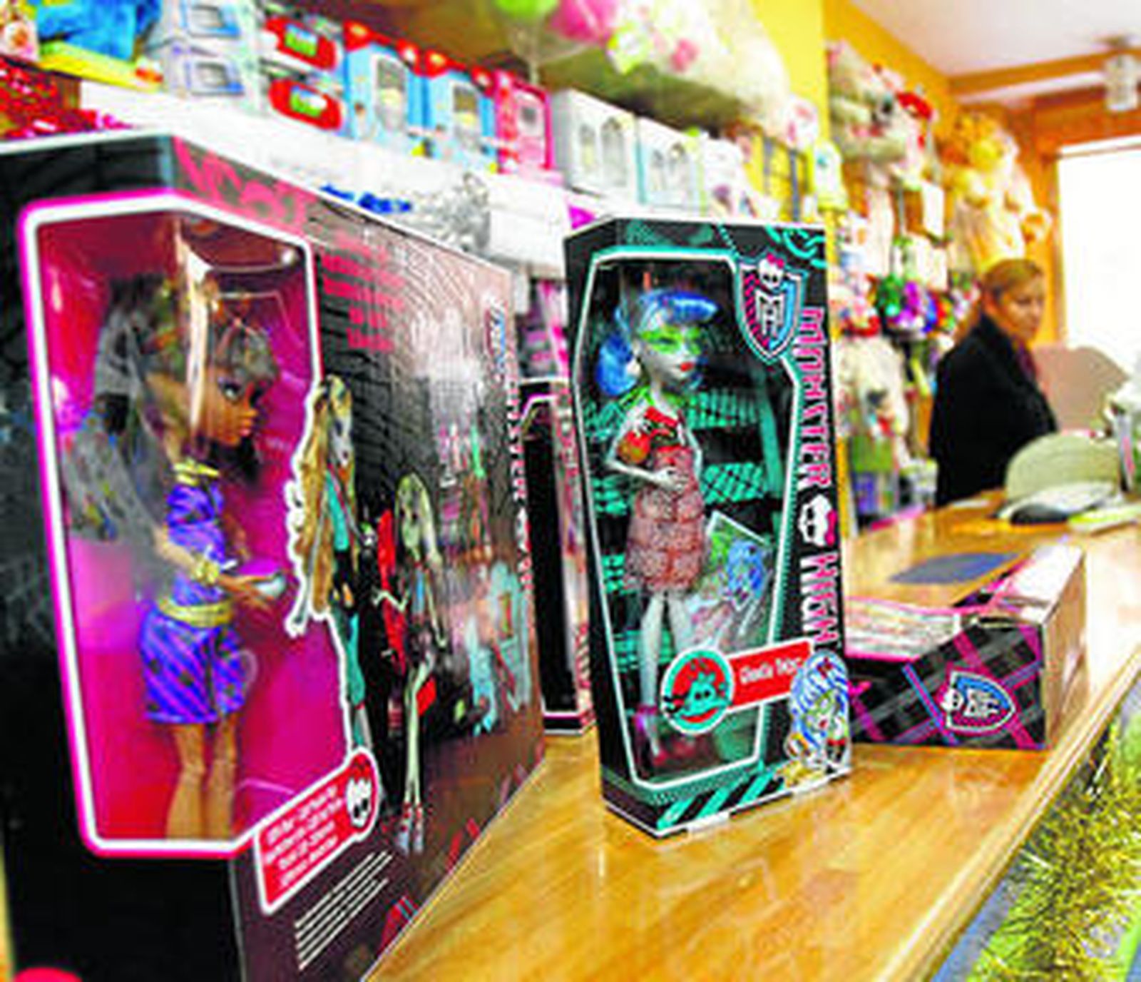 Dos muñecas Monster High en una tienda de juguetes de la ciudad.