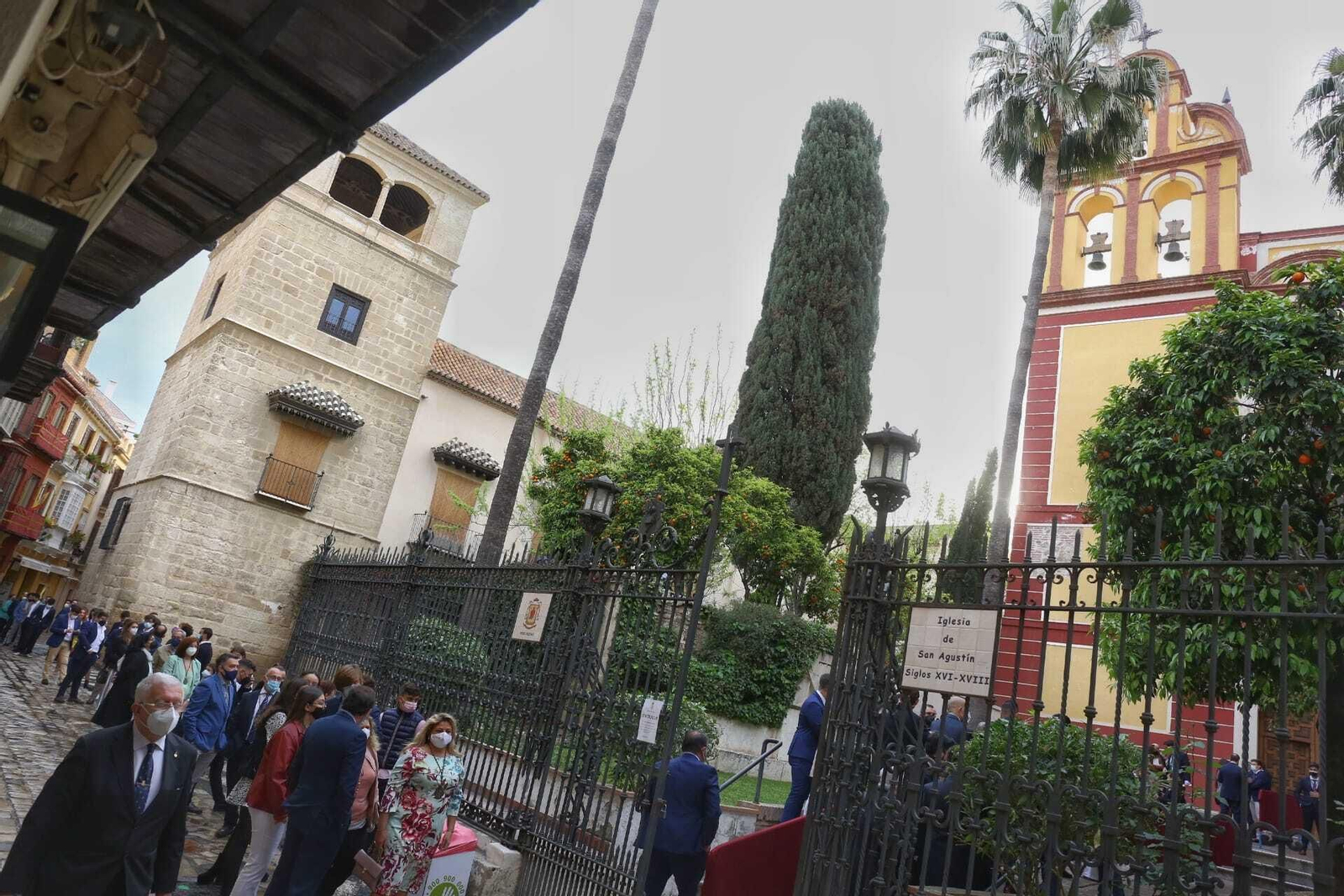 Colas a las puertas de la iglesia de San Agustín para la misa de palmas.
