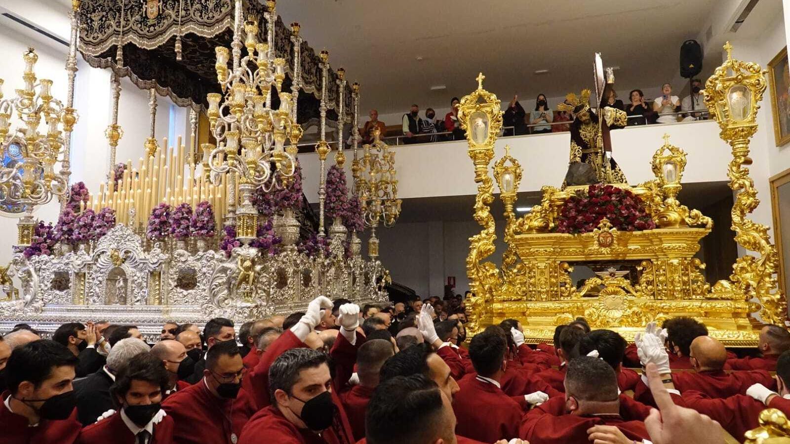 Nuestro Padre Jesús de la Misericordia y la Virgen del Gran Poder, en su casa hermandad.