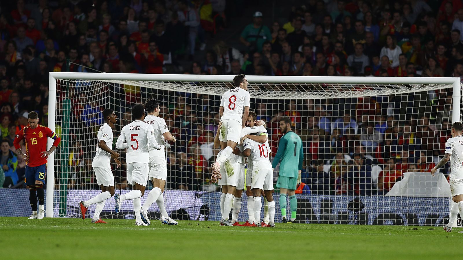 Los jugadores ingleses celebran un tanto.