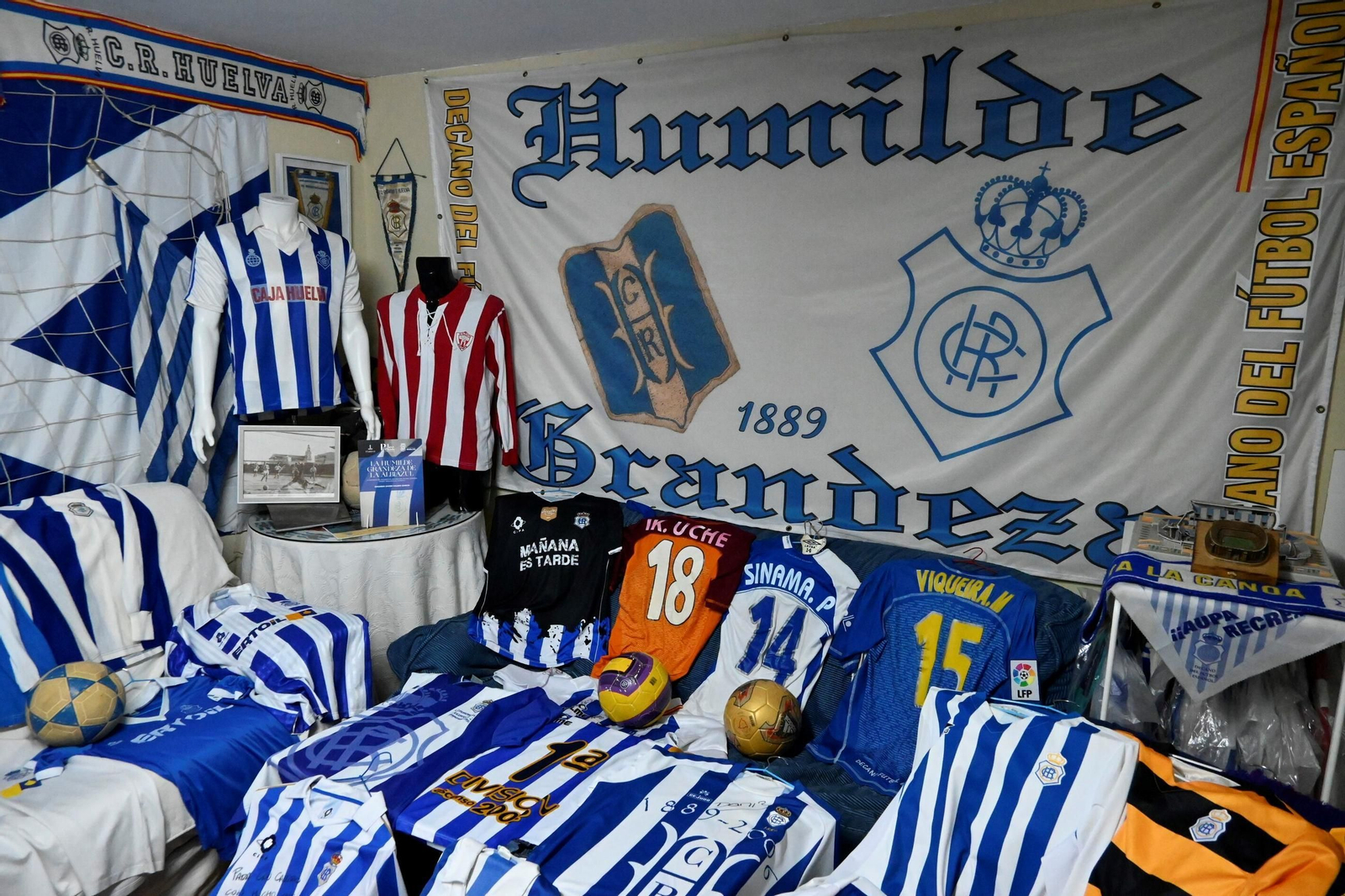 La colección de camisetas del Recreativo de Huelva de Edu Calero, en imágenes