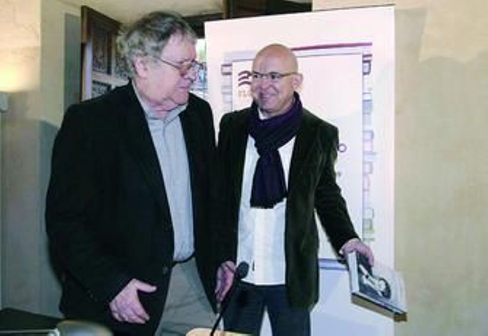 Gibson y Jesús Vigorra mantuvieron ayer una interesante charla en la Casa de los Tiros.