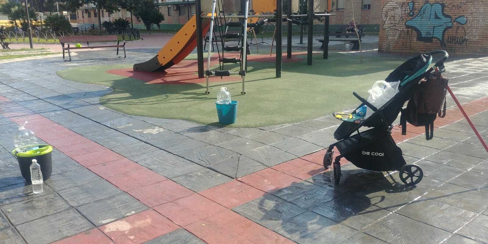 Vecinas de Málaga limpian un parque infantil lleno de excrementos, en fotos