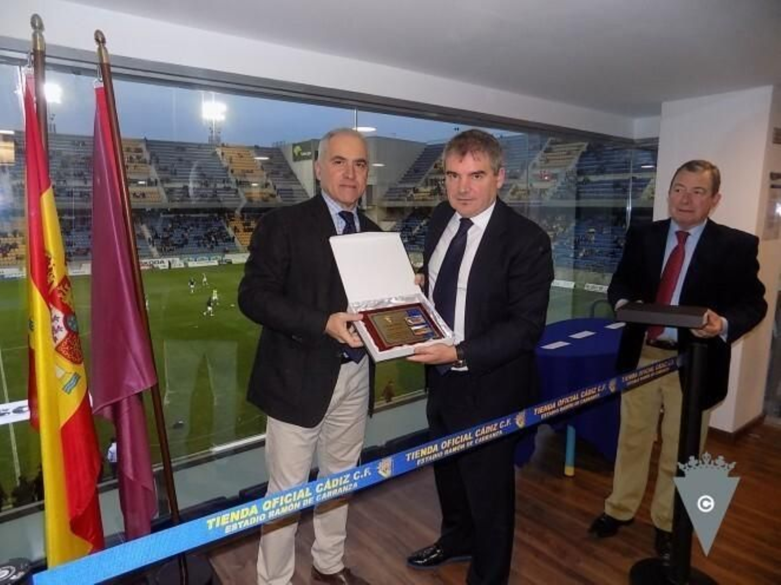 Lucero (i) y el presidente del Cádiz, Manuel Vizcaíno.