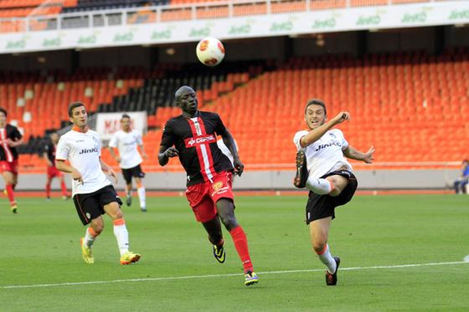 Los albirrojos consuman la pérdida de la categoría un año después de subir al caer en Valencia por 1-0

Foto: LOF