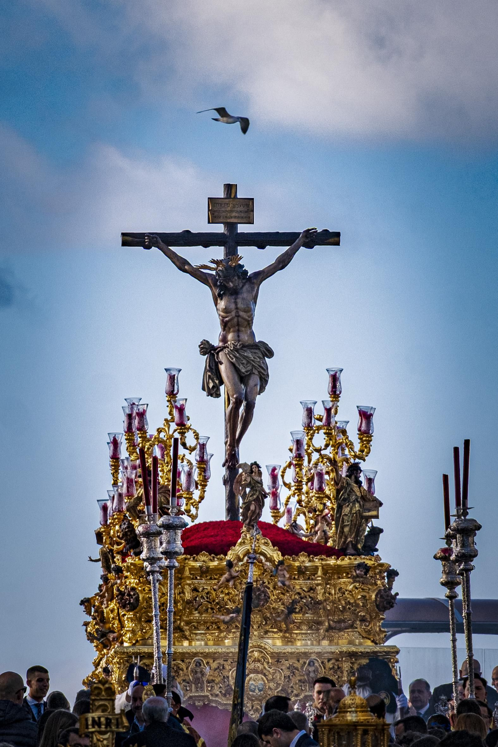 Las imágenes del traslado de La Palma a su templo después de refugiarse en Catedral por la lluvia