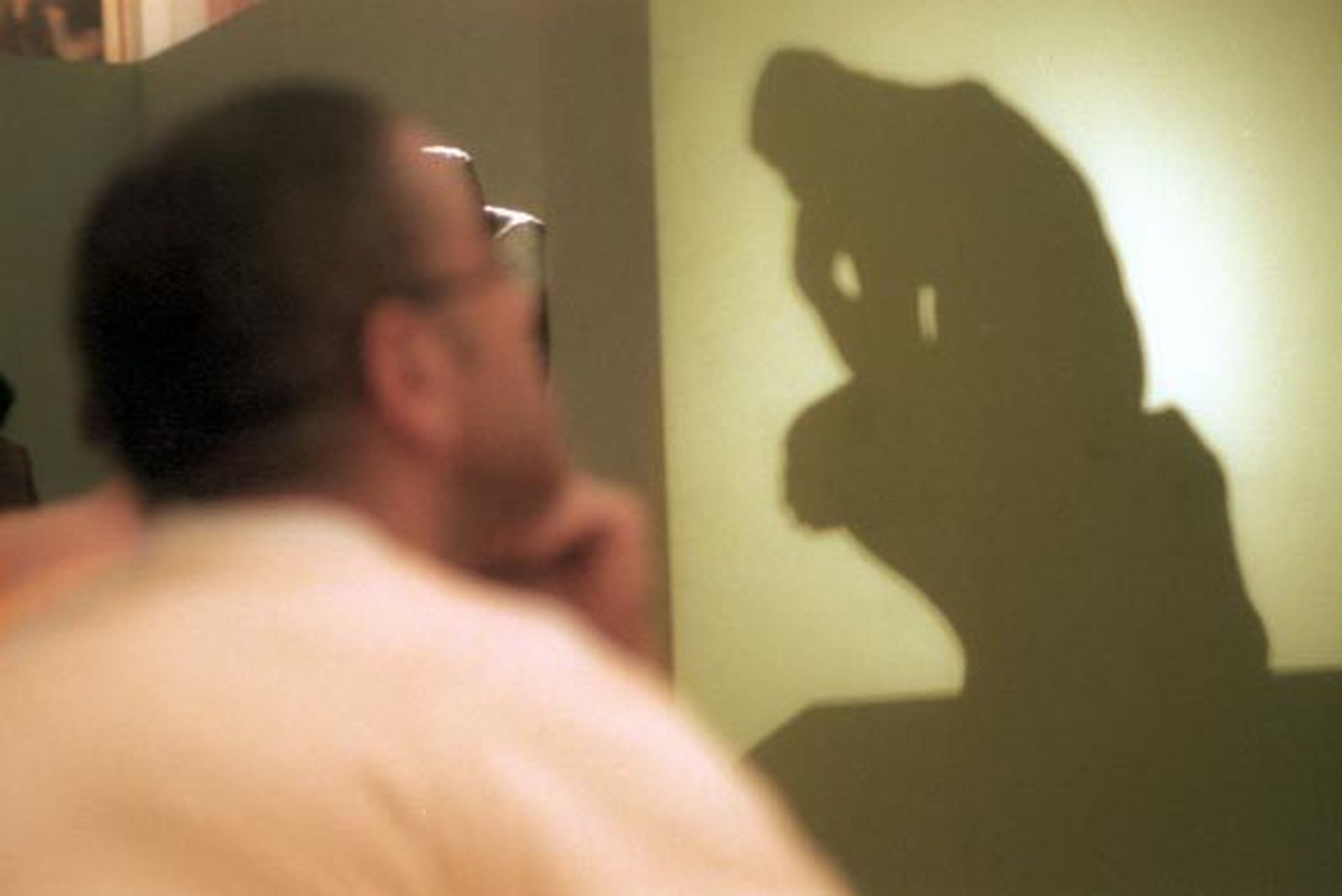 En la sombra, el 'Pensador' de Rodin. / José Luis Montero.